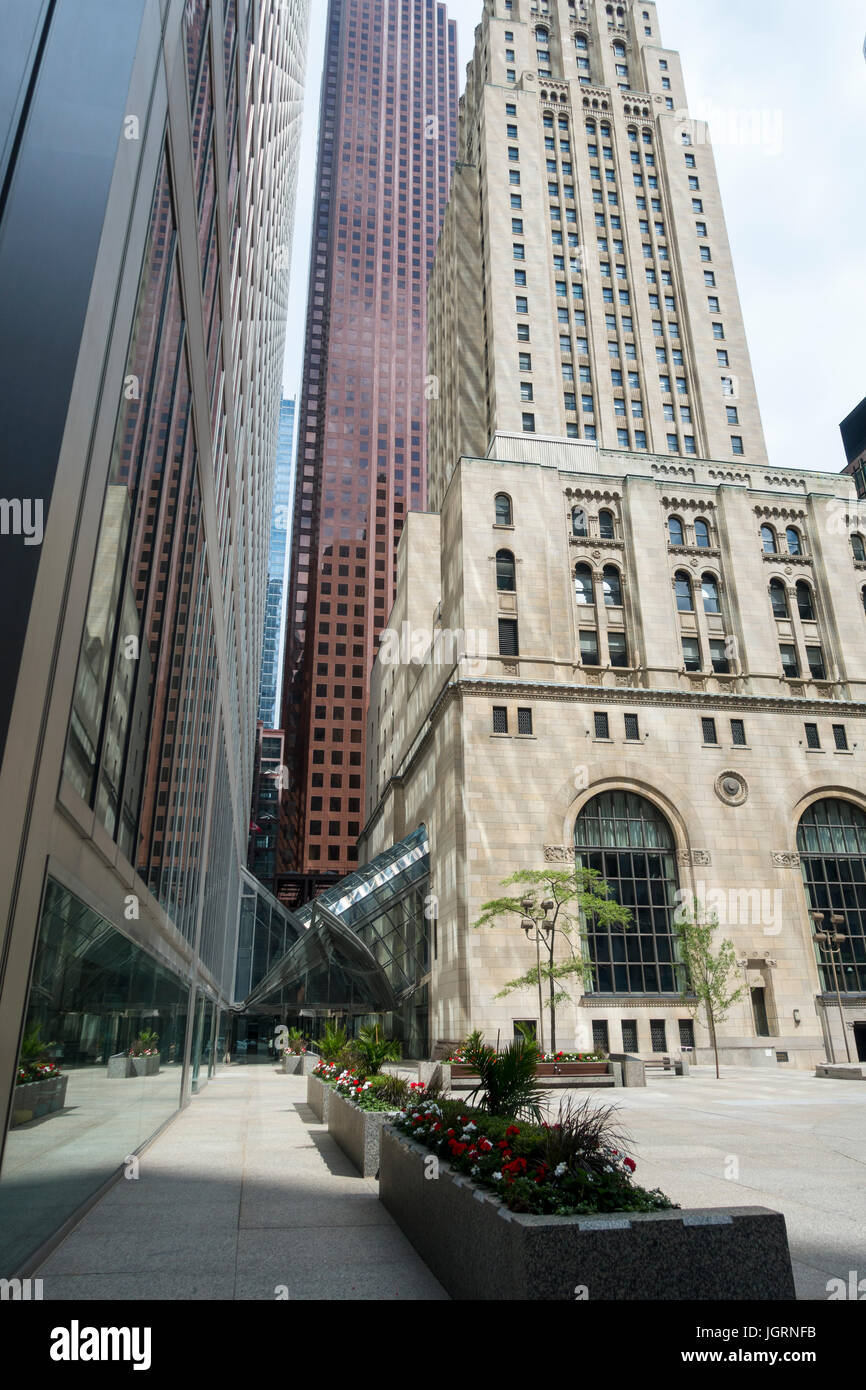 Una vista a nord della storica torre nord e moderni grattacieli dalla terrazza al tribunale di commercio nel quartiere finanziario di Toronto in Canada Foto Stock