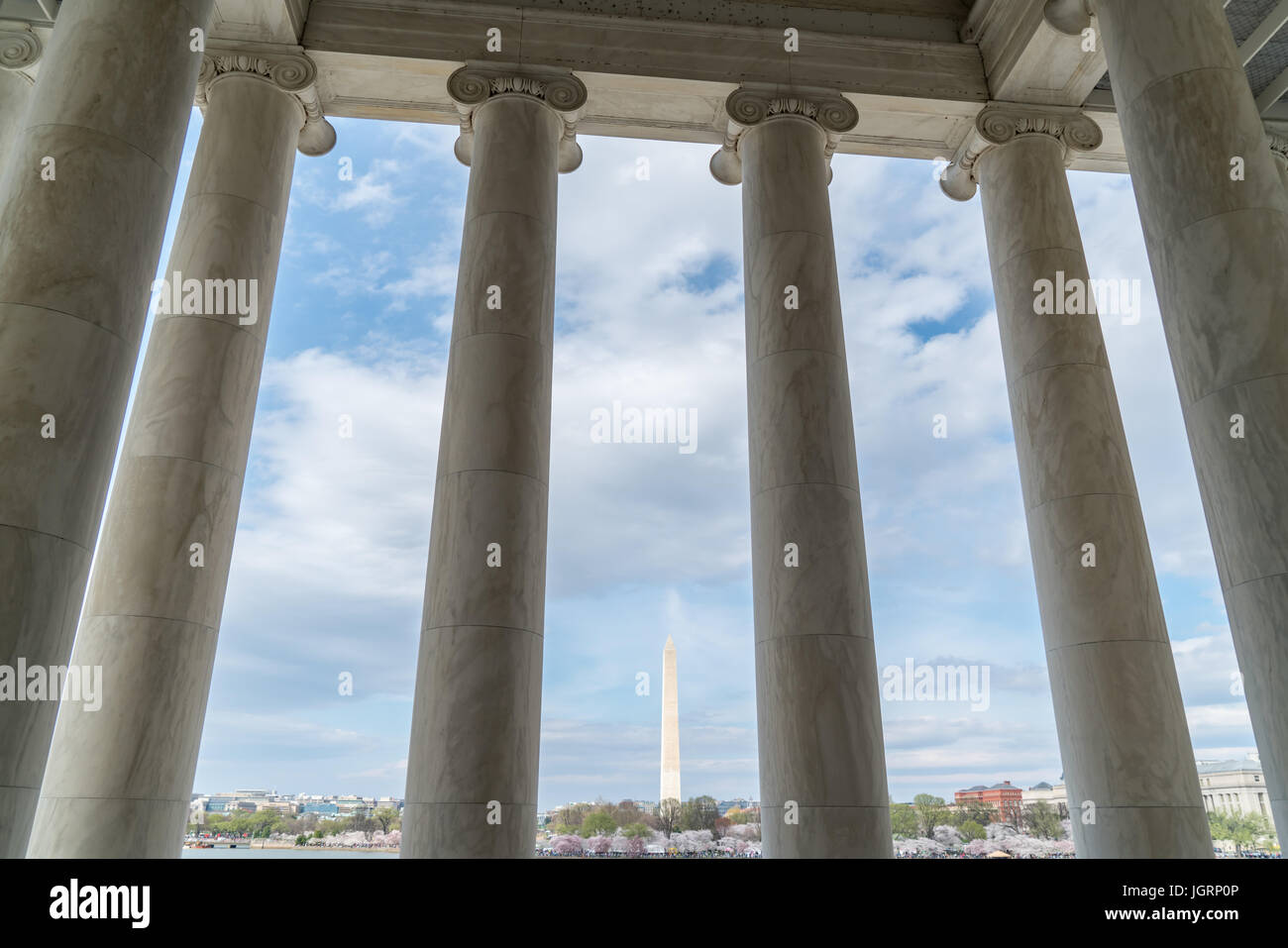 Vista del Monumento di Washington attraverso le colonne del Jefferson Memorial a Washington DC Foto Stock