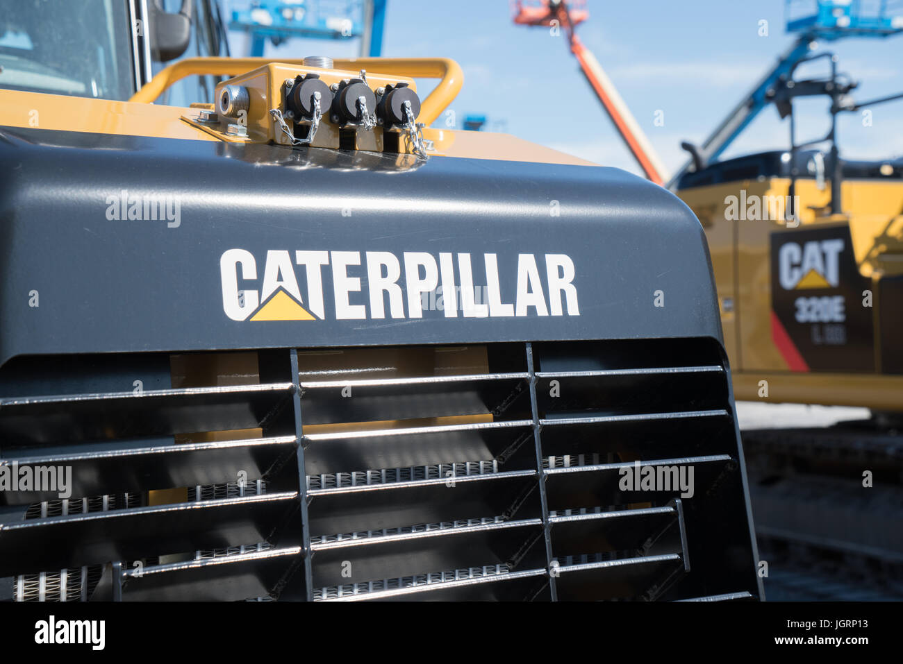 Litiz, PA, Stati Uniti d'America - 23 Aprile 2016: Caterpillar attrezzature pesanti schierate al concessionario Caterpillar. Caterpillar è uno dei più grandi produttori di pesanti Foto Stock