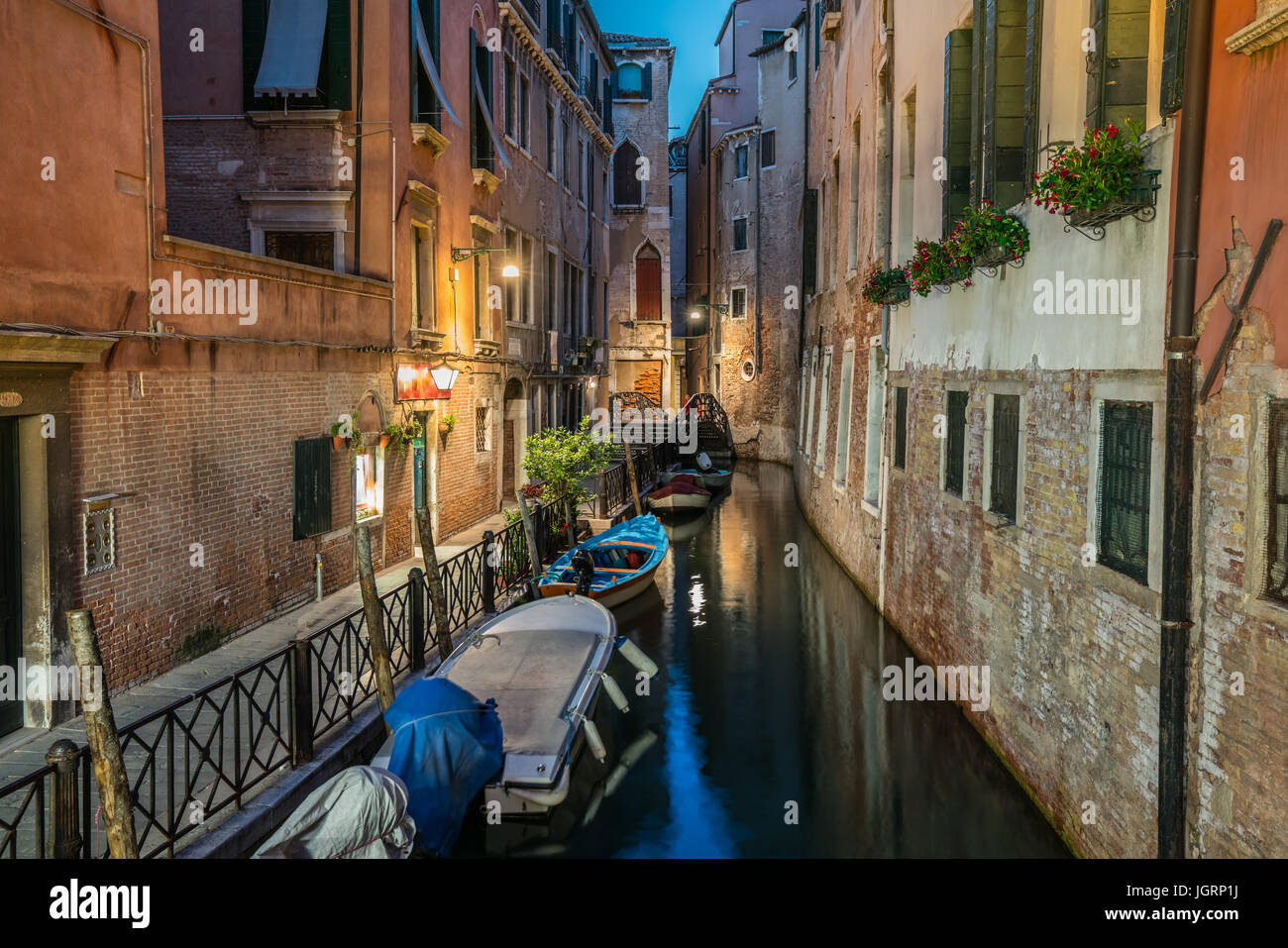 Notte lungo un canale di Venezia, Italia Foto Stock