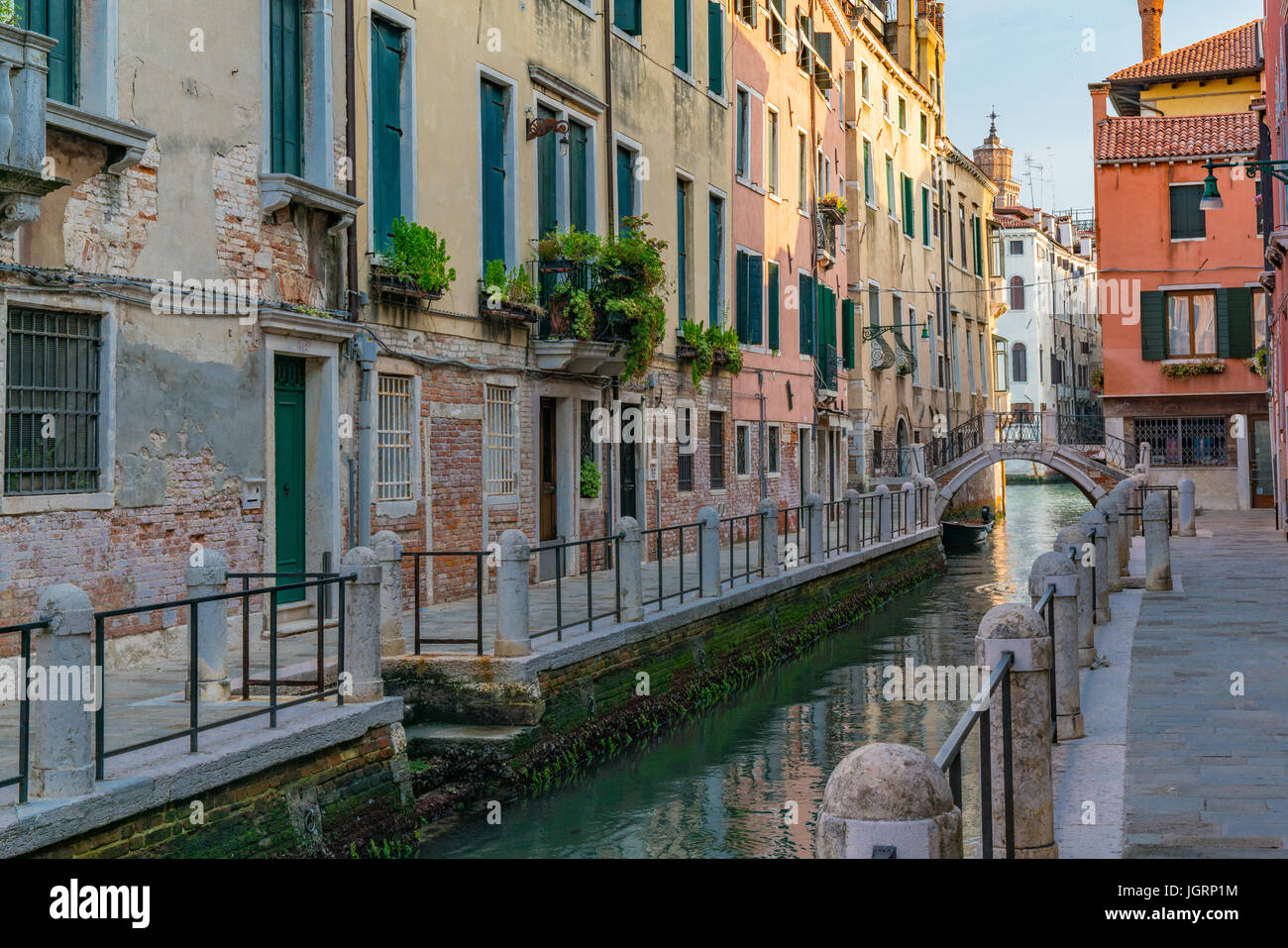 Mattina lungo il canale di Venezia, Italia Foto Stock