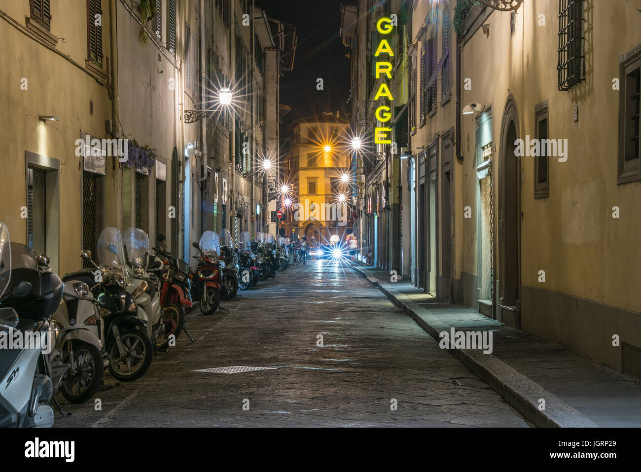 Firenze, Italia - 3 luglio: scooter linea un vicolo di Firenze di notte Foto Stock