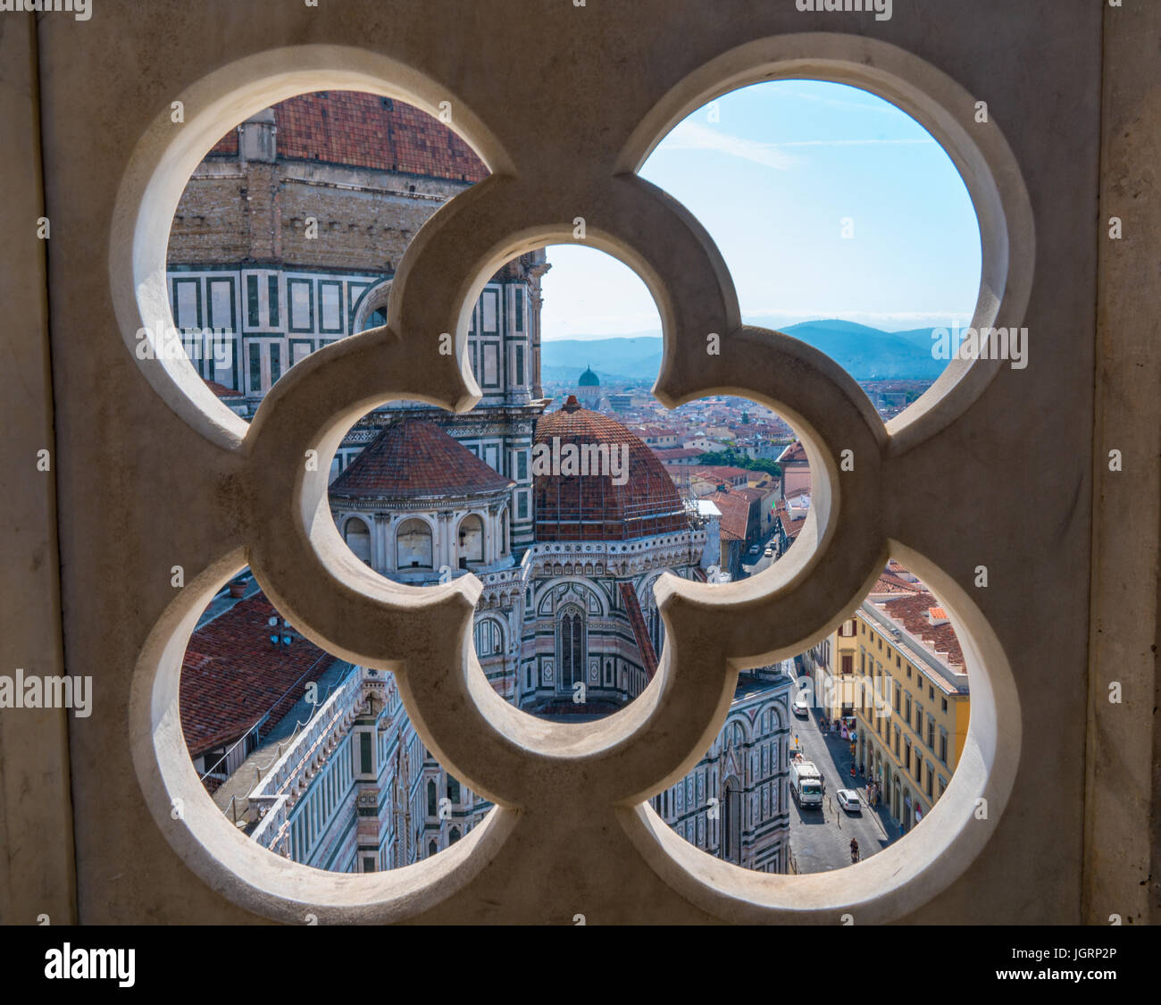 Il Duomo di Firenze da una finestra il Campanile di Giotto o torre campanaria Foto Stock