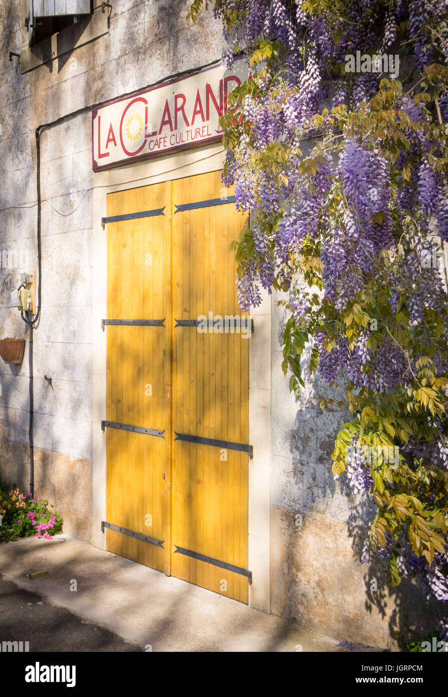 Un tipicamente francese porta ad una chiusa cafe Foto Stock