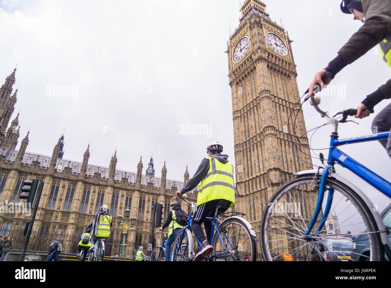 I ciclisti in un gruppo in sella alla Westminster Square, Londra Foto Stock