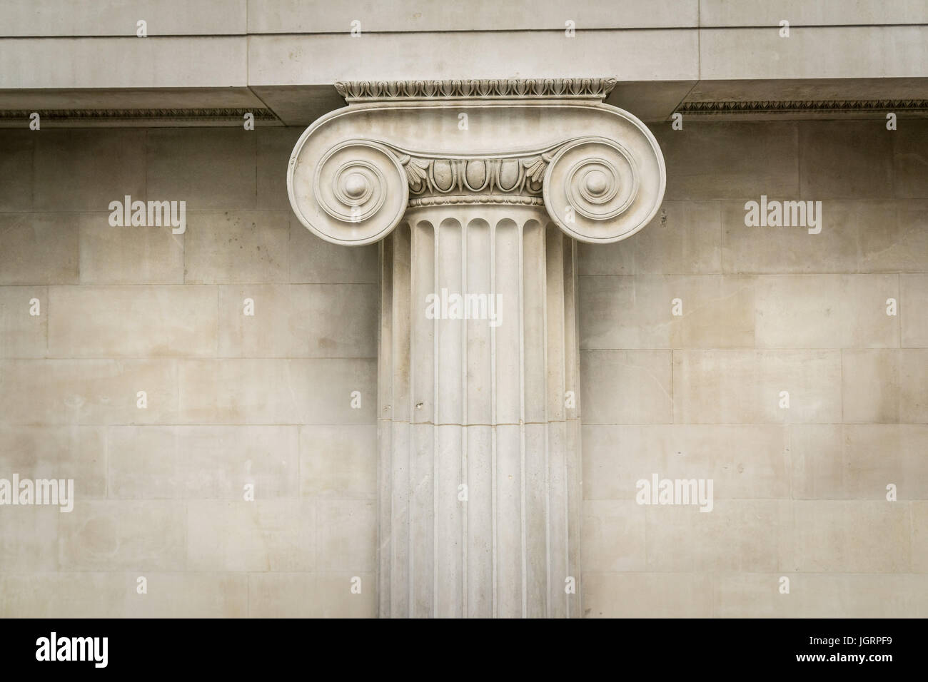 In prossimità della parte superiore di una colonna in stile dorico al British Museum di Londra Foto Stock