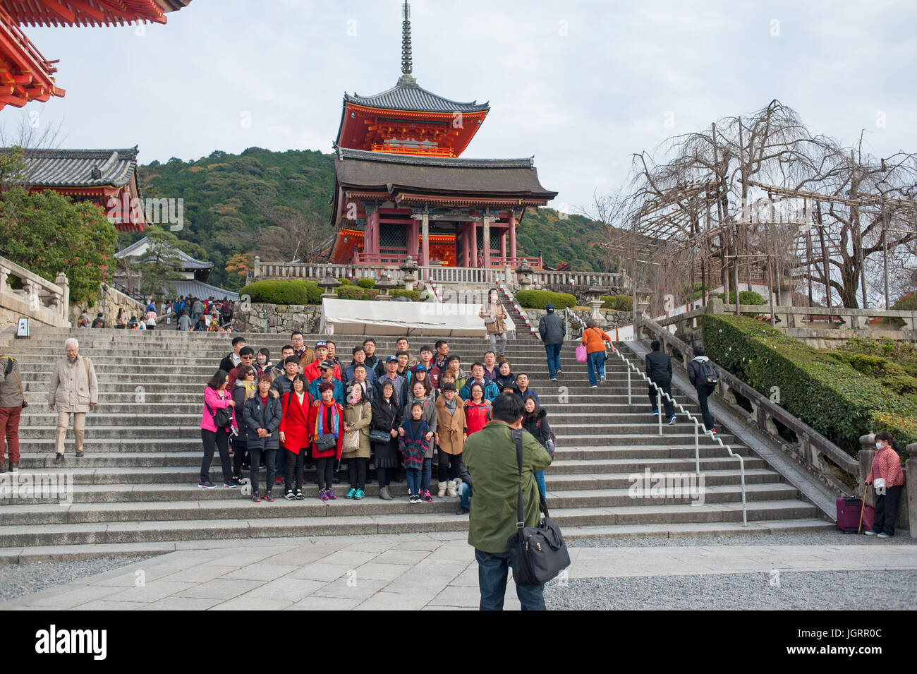 Kyoto, Giappone - Uomo di prendere una foto di gruppo al tempio di Kiyomizu Foto Stock