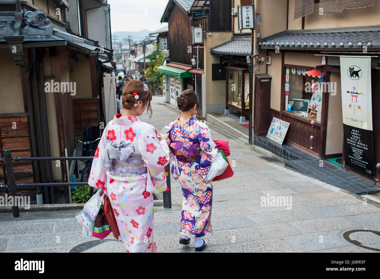 Kyoto, Giappone - Due giovani ragazze vestito come geishe nel quartiere di Gion Foto Stock