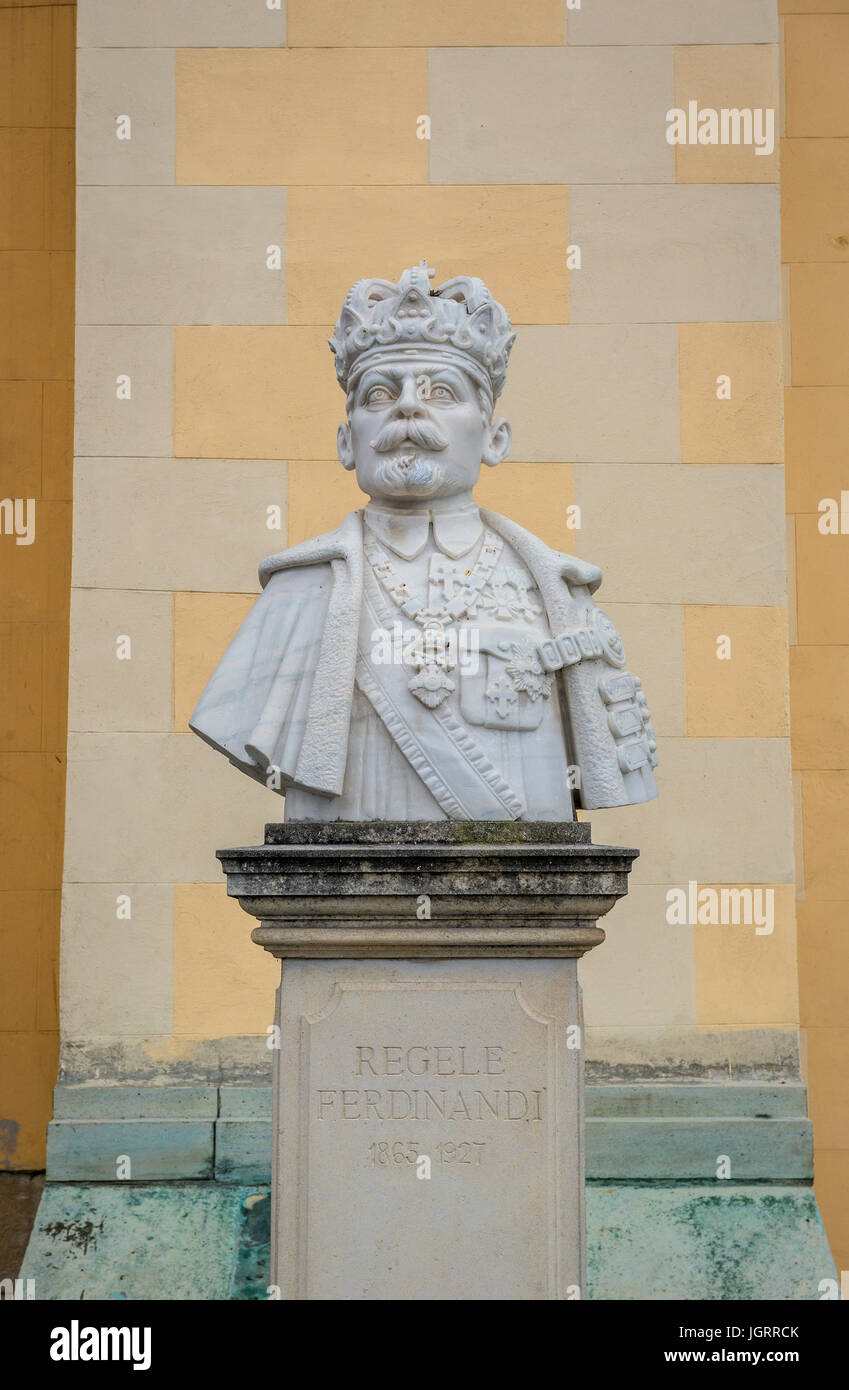 Ferdinando I di Romania busto accanto all ingresso alla Cattedrale della Santissima Trinità in Alba Carolina fortezza in Alba Iulia city, Transilvania, Romania Foto Stock