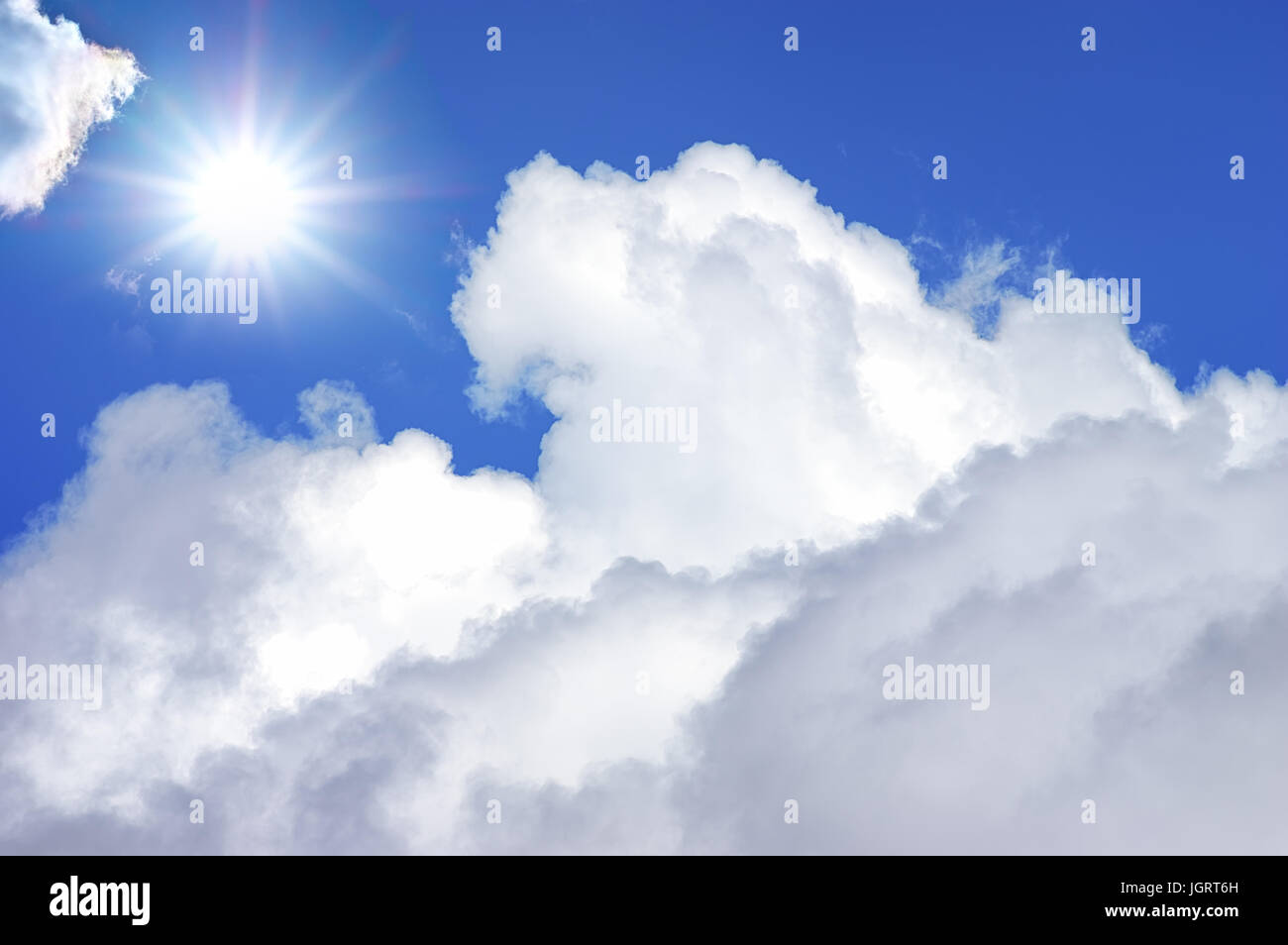 Profondo cielo blu a giornata di sole. Foto Stock