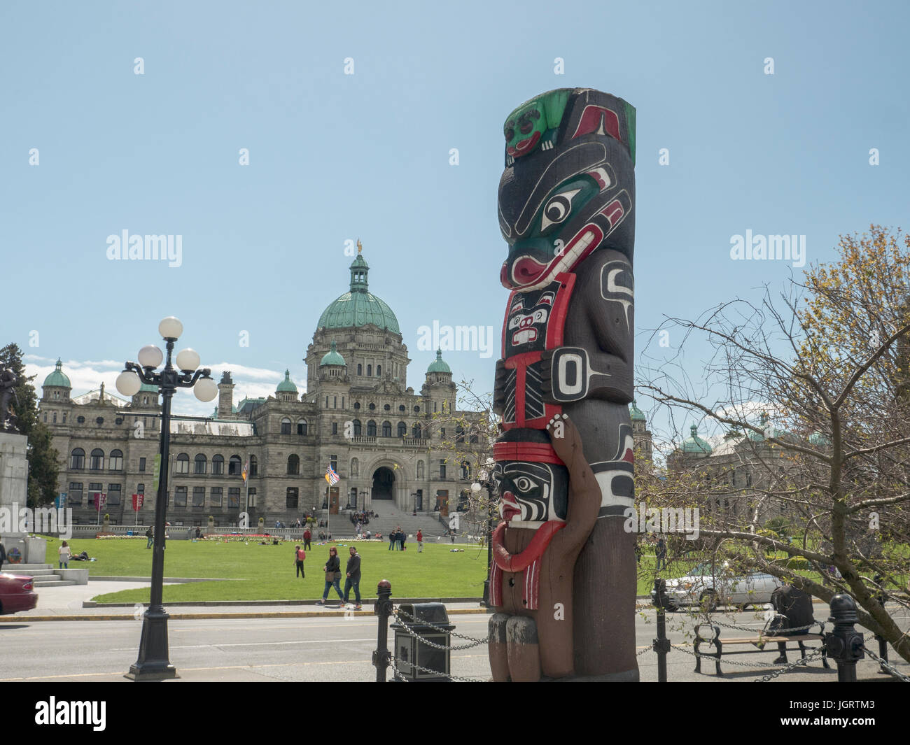 Polo Totem First Nations Kwakiutl Bear Pole di fronte al British Columbia Parliament Building Victoria Canada di Henry Hunt del Kwakwaka'wakw Foto Stock