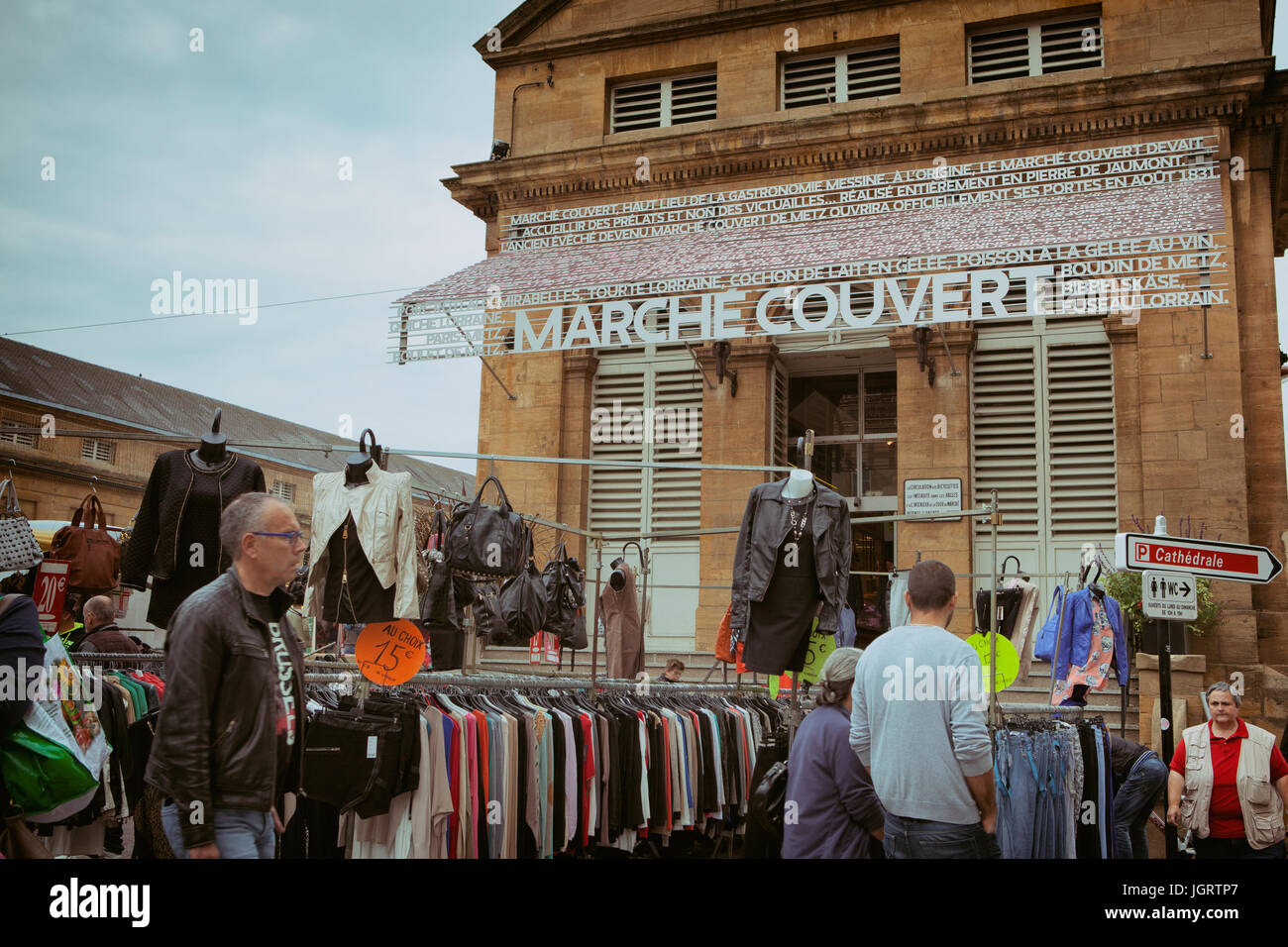 Marche Couvert, una interna e una esterna si trova sul mercato a 15 Rue d'Estrées in Metz. ed è aperto ogni giorno execept lunedì. Questo tipico mercato francese o Foto Stock