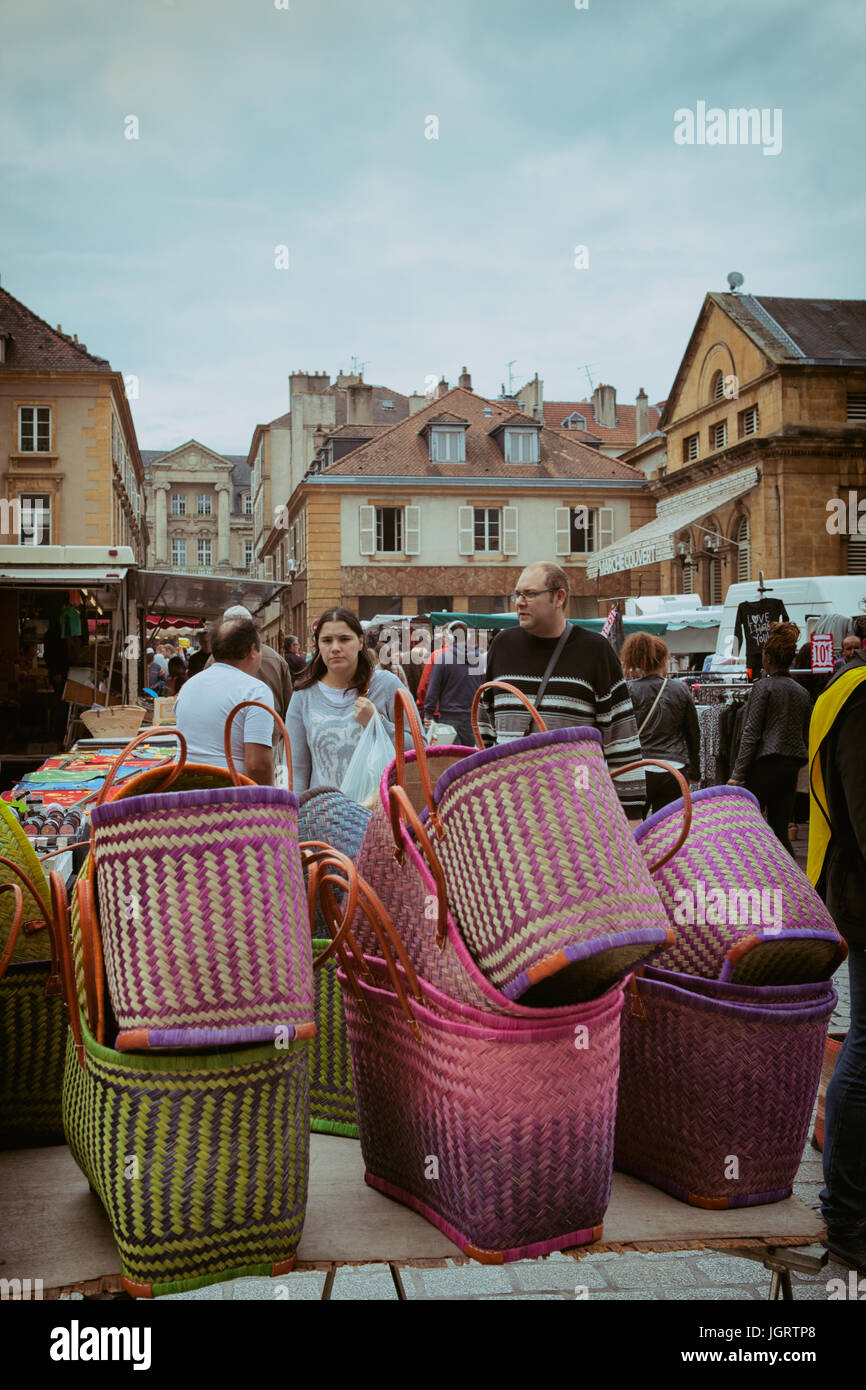 Marche Couvert, una interna e una esterna si trova sul mercato a 15 Rue d'Estrées in Metz. ed è aperto ogni giorno execept lunedì. Questo tipico mercato francese o Foto Stock