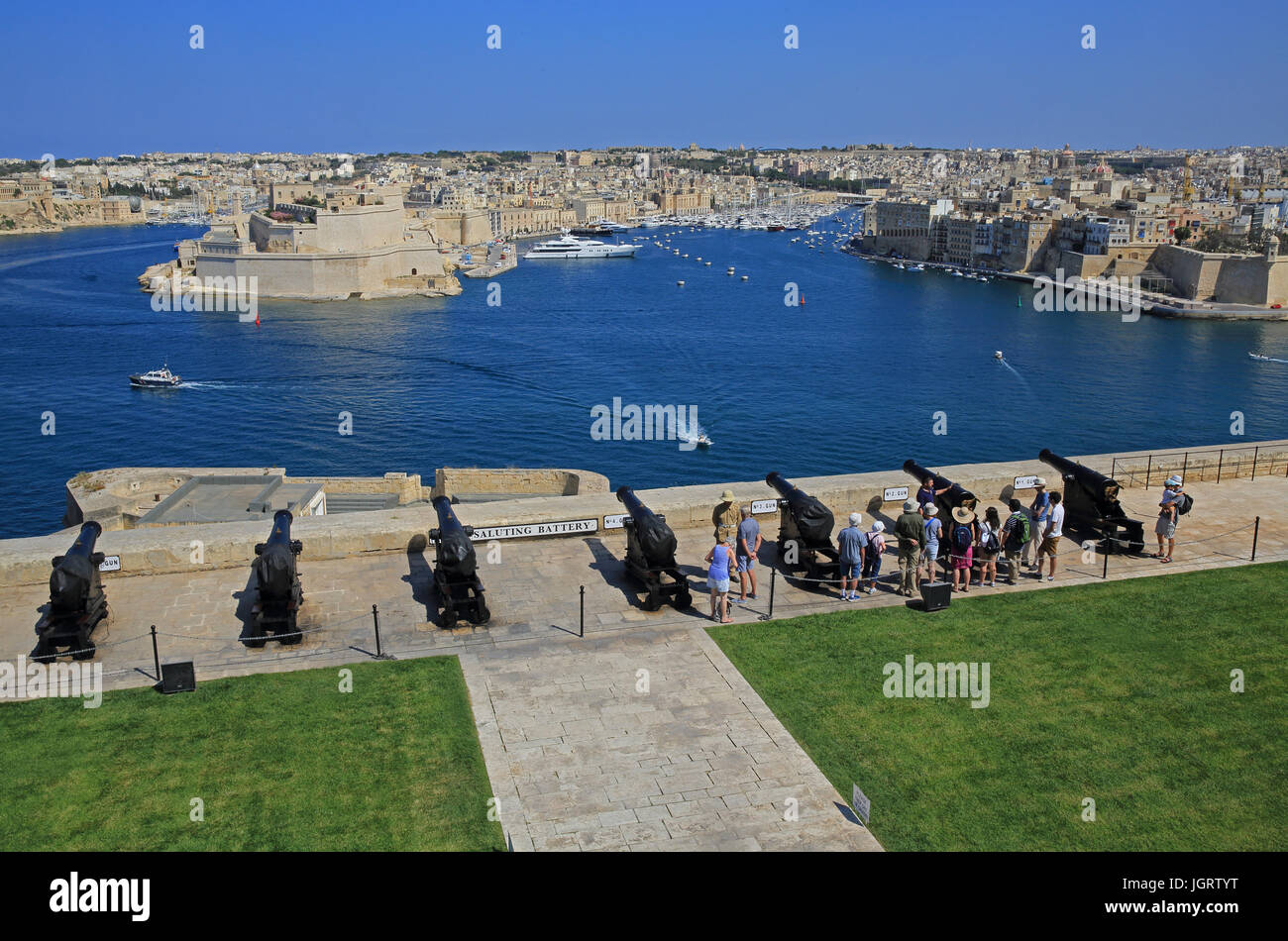 La batteria a salve, con le tre città al di là, a La Valletta, Malta Foto Stock