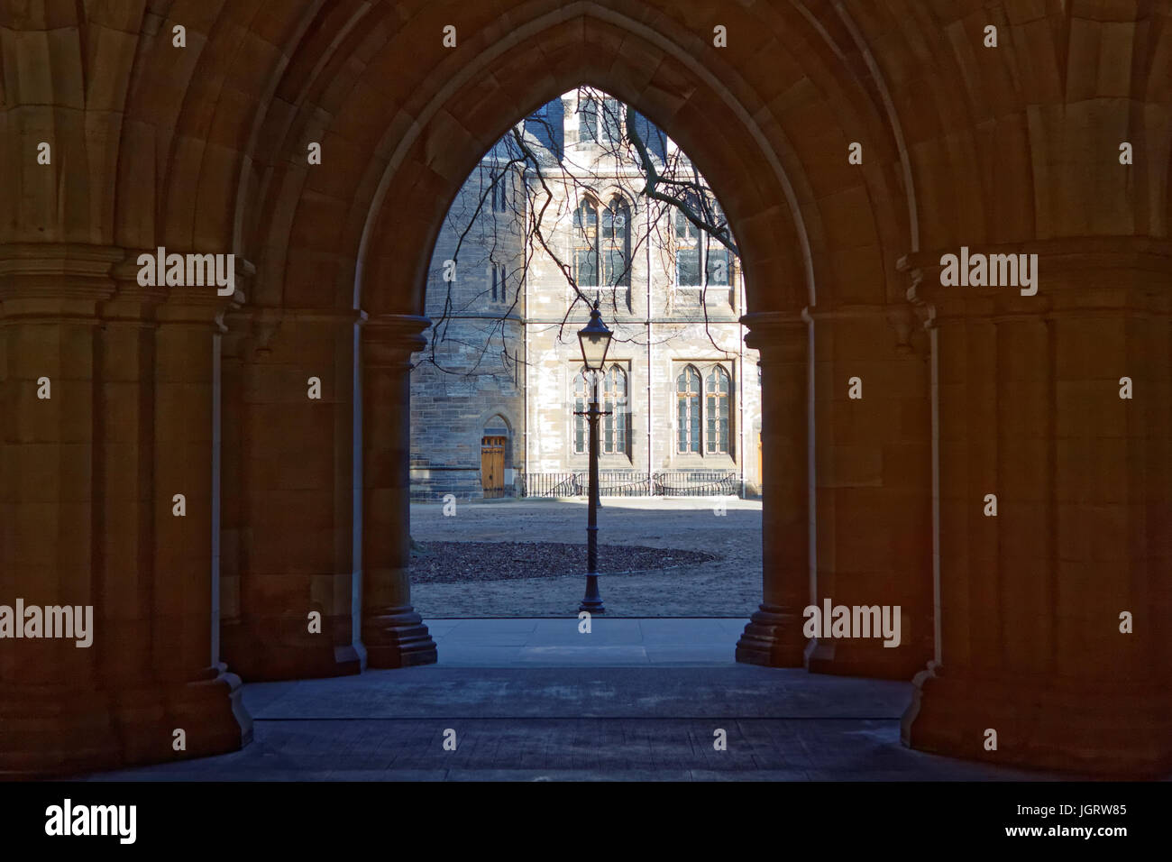 L'Università di Glasgow, Scotland, Regno Unito vista interna cercando di chiostri e square Foto Stock