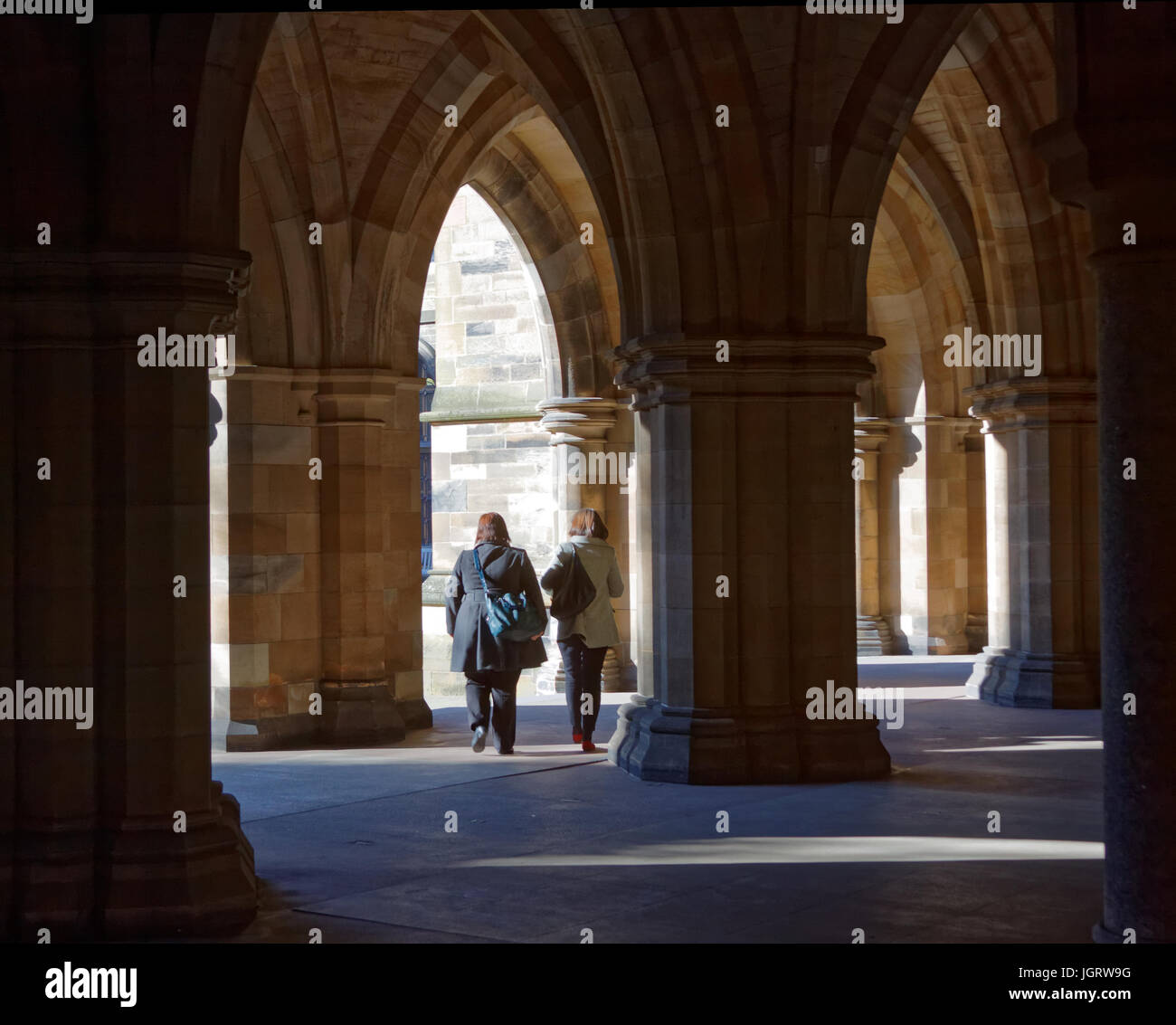 L'Università di Glasgow, Scotland, Regno Unito vista interna cercando di chiostri e square Foto Stock