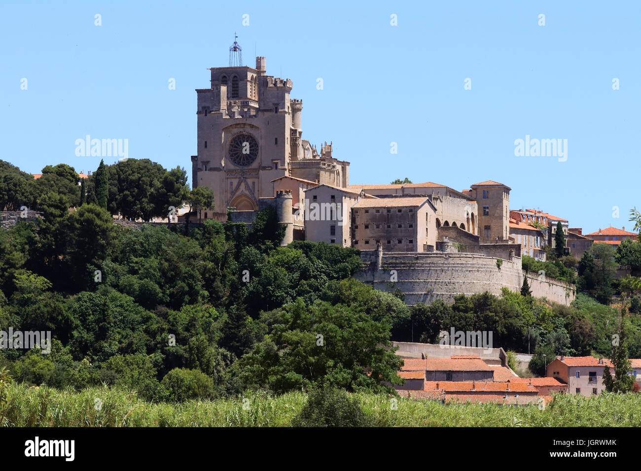 Vista panoramica del fiume Orb e Cattedrale di St Nazaire in Bezier, Languedoc-Roussillon, Francia. Foto Stock