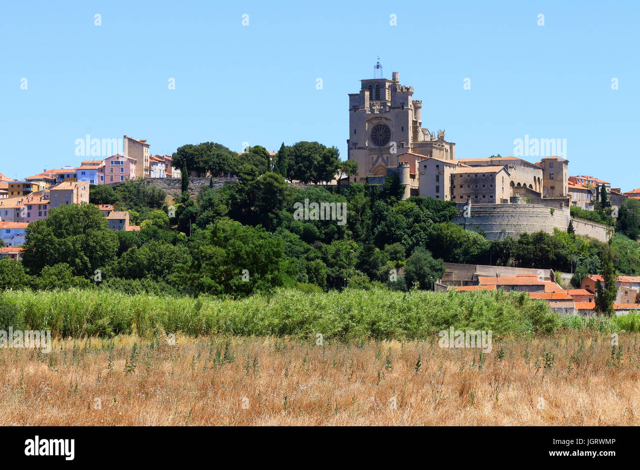 Vista panoramica del fiume Orb e Cattedrale di St Nazaire in Bezier, Languedoc-Roussillon, Francia. Foto Stock