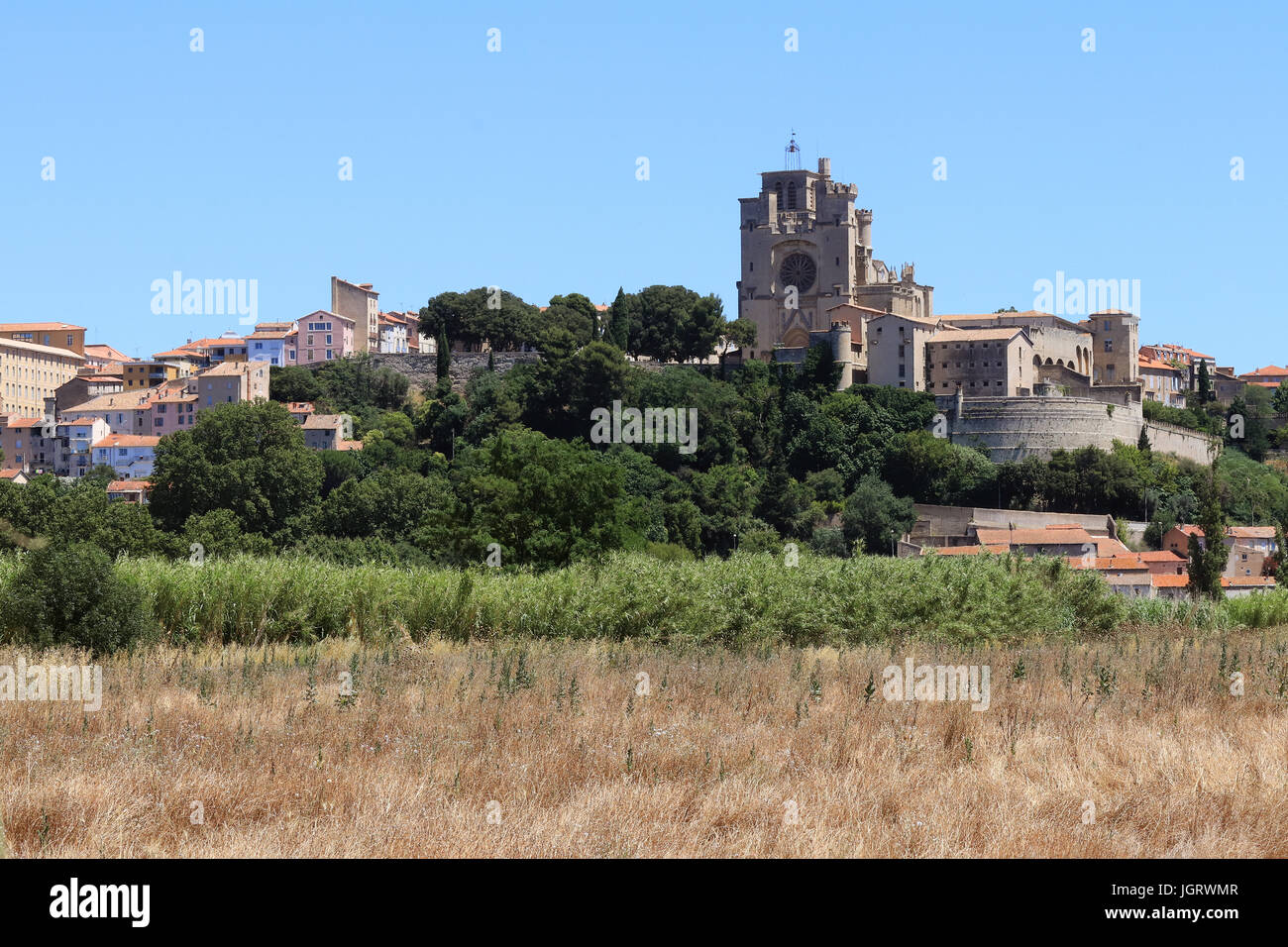 Vista panoramica del fiume Orb e Cattedrale di St Nazaire in Bezier, Languedoc-Roussillon, Francia. Foto Stock