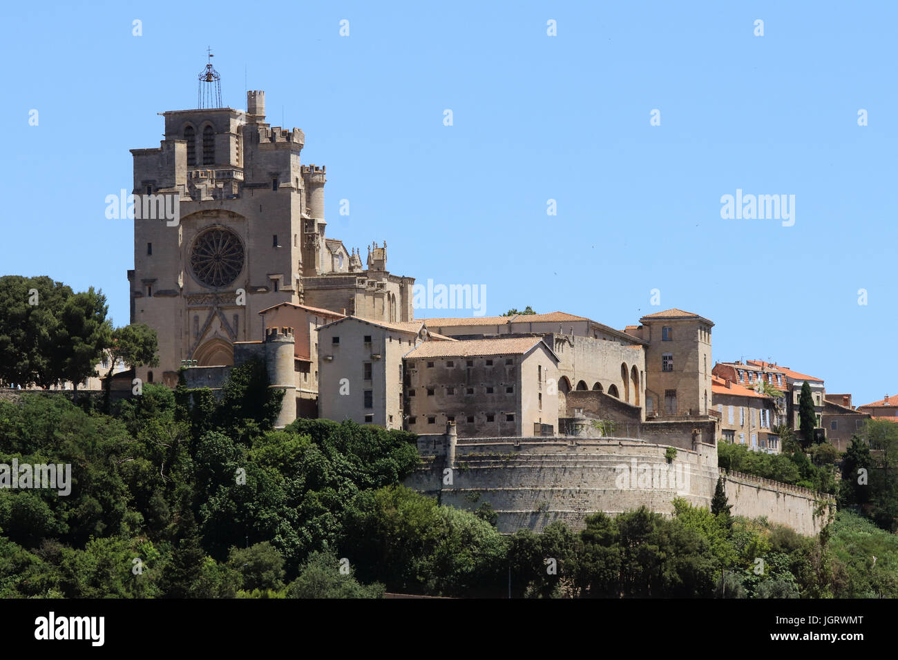 Vista panoramica del fiume Orb e Cattedrale di St Nazaire in Bezier, Languedoc-Roussillon, Francia. Foto Stock