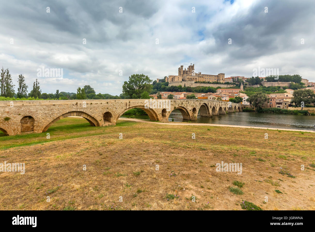 Vista panoramica del fiume Orb e Cattedrale di St Nazaire in Bezier, Languedoc-Roussillon, Francia. Foto Stock