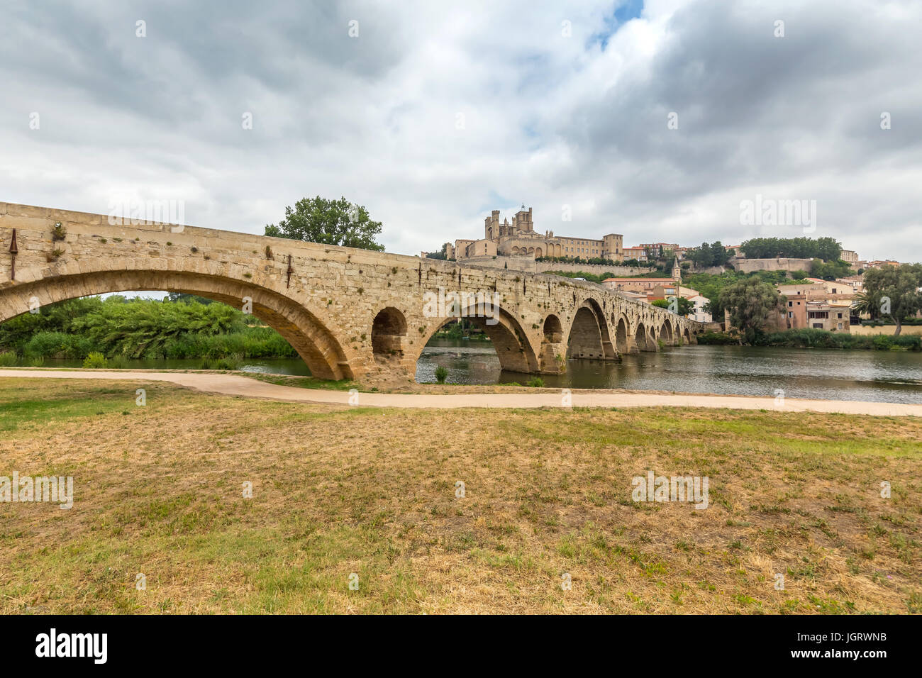 Vista panoramica del fiume Orb e Cattedrale di St Nazaire in Bezier, Languedoc-Roussillon, Francia. Foto Stock