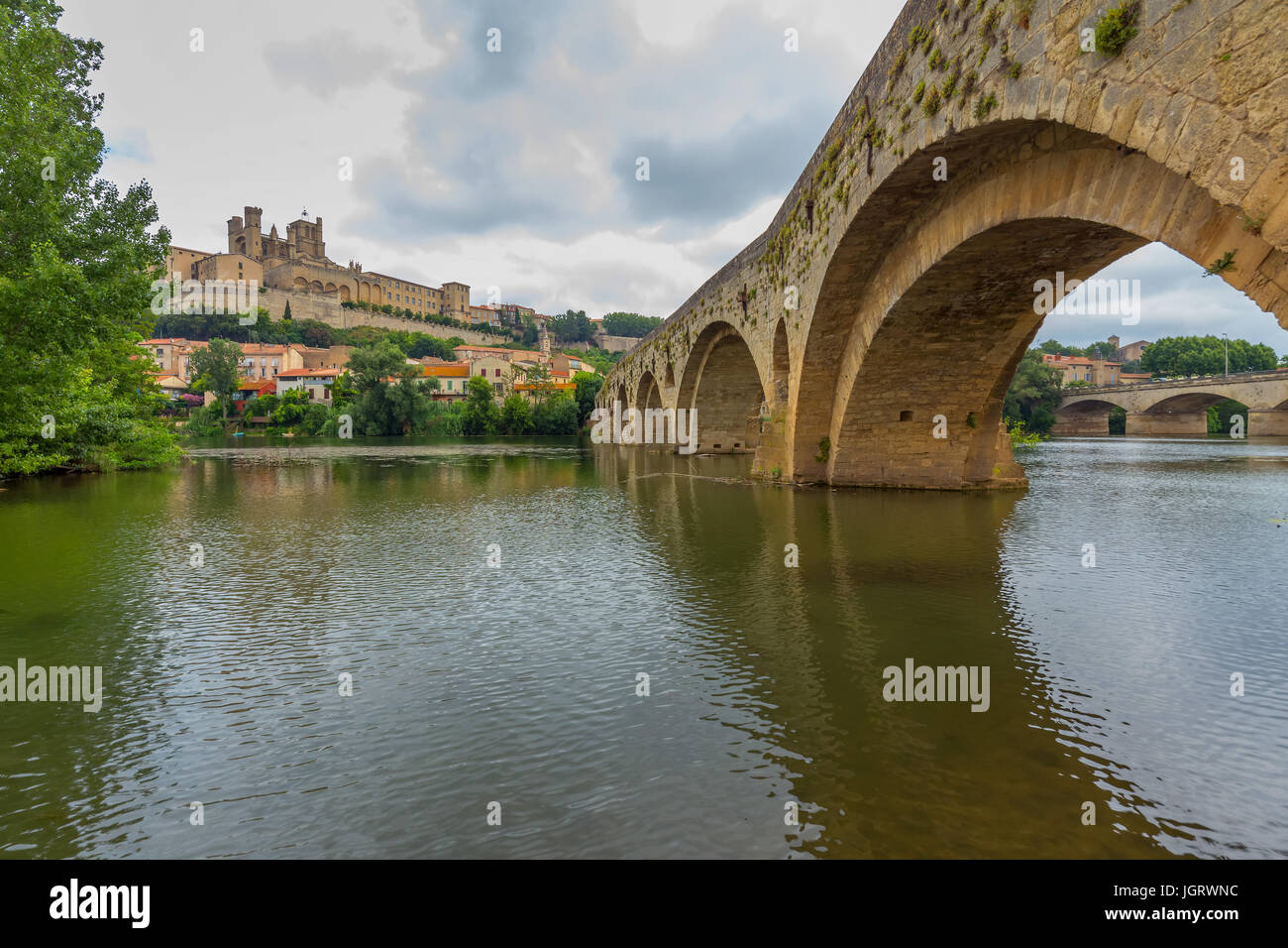 Vista panoramica del fiume Orb e Cattedrale di St Nazaire in Bezier, Languedoc-Roussillon, Francia. Foto Stock