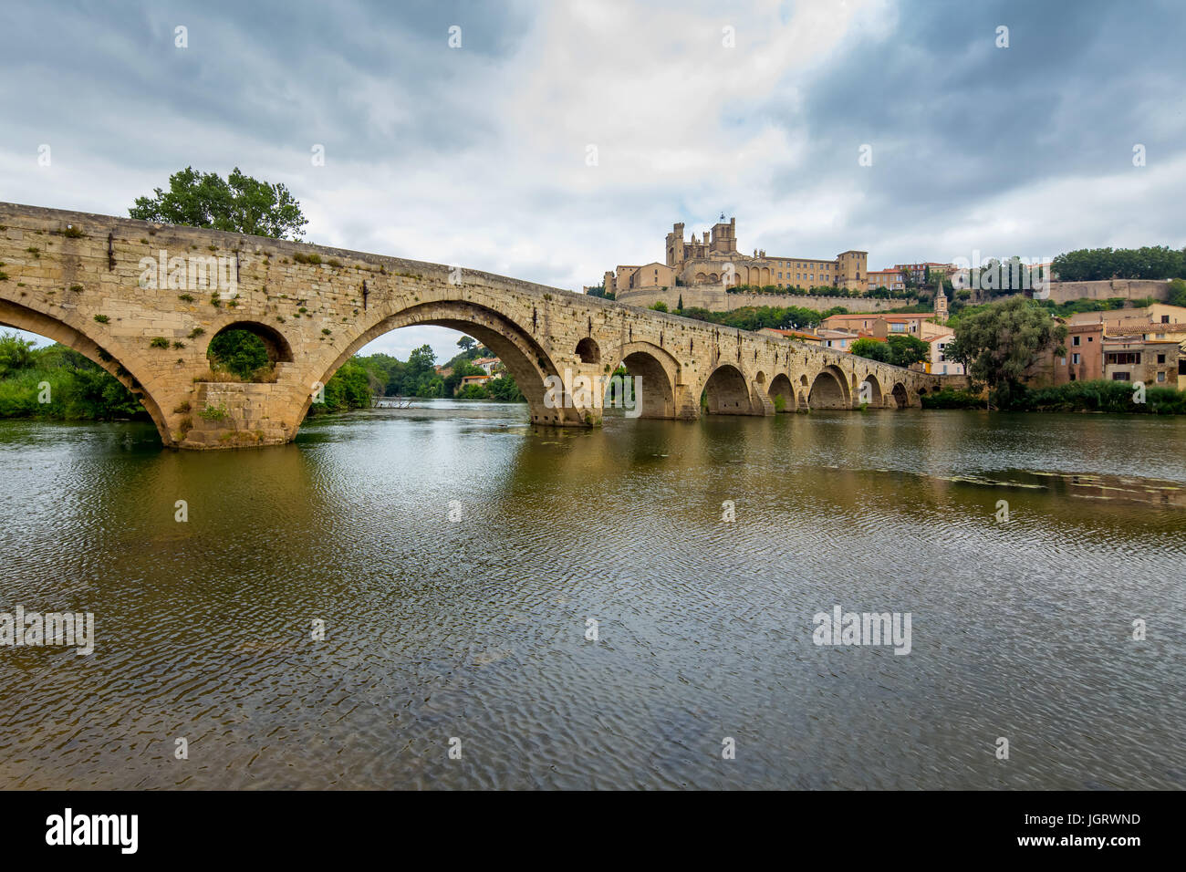 Vista panoramica del fiume Orb e Cattedrale di St Nazaire in Bezier, Languedoc-Roussillon, Francia. Foto Stock