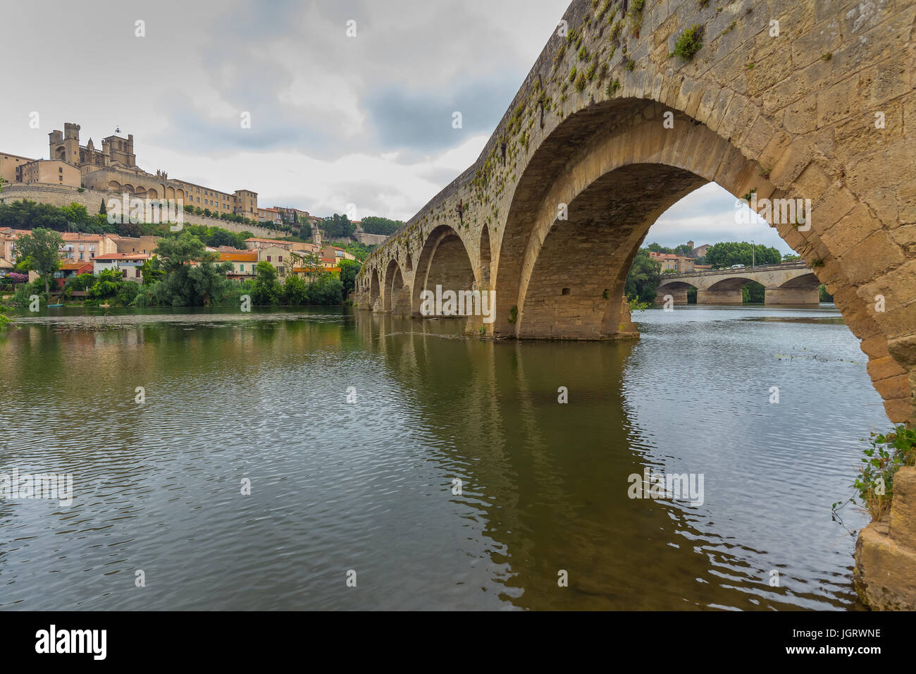 Vista panoramica del fiume Orb e Cattedrale di St Nazaire in Bezier, Languedoc-Roussillon, Francia. Foto Stock