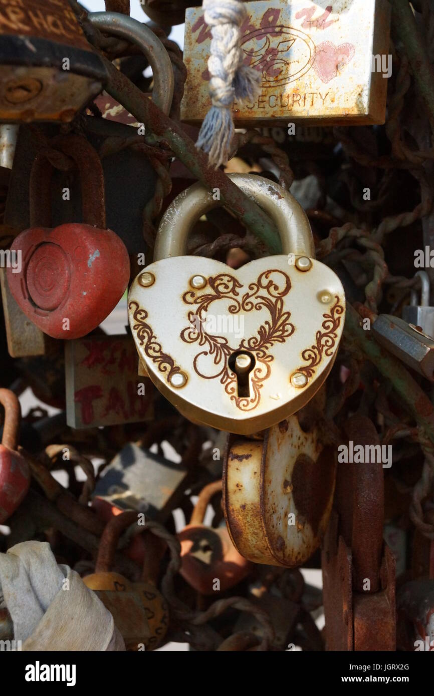 Amore romantico bloccare su un ponte Foto Stock