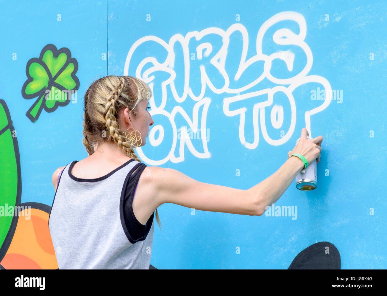 Un artista femminile è raffigurato il lavoro presso il Upfest festival 2016,più grande d'Europa Street Art & Graffiti festival è raffigurato sulle strade di Bristol Foto Stock