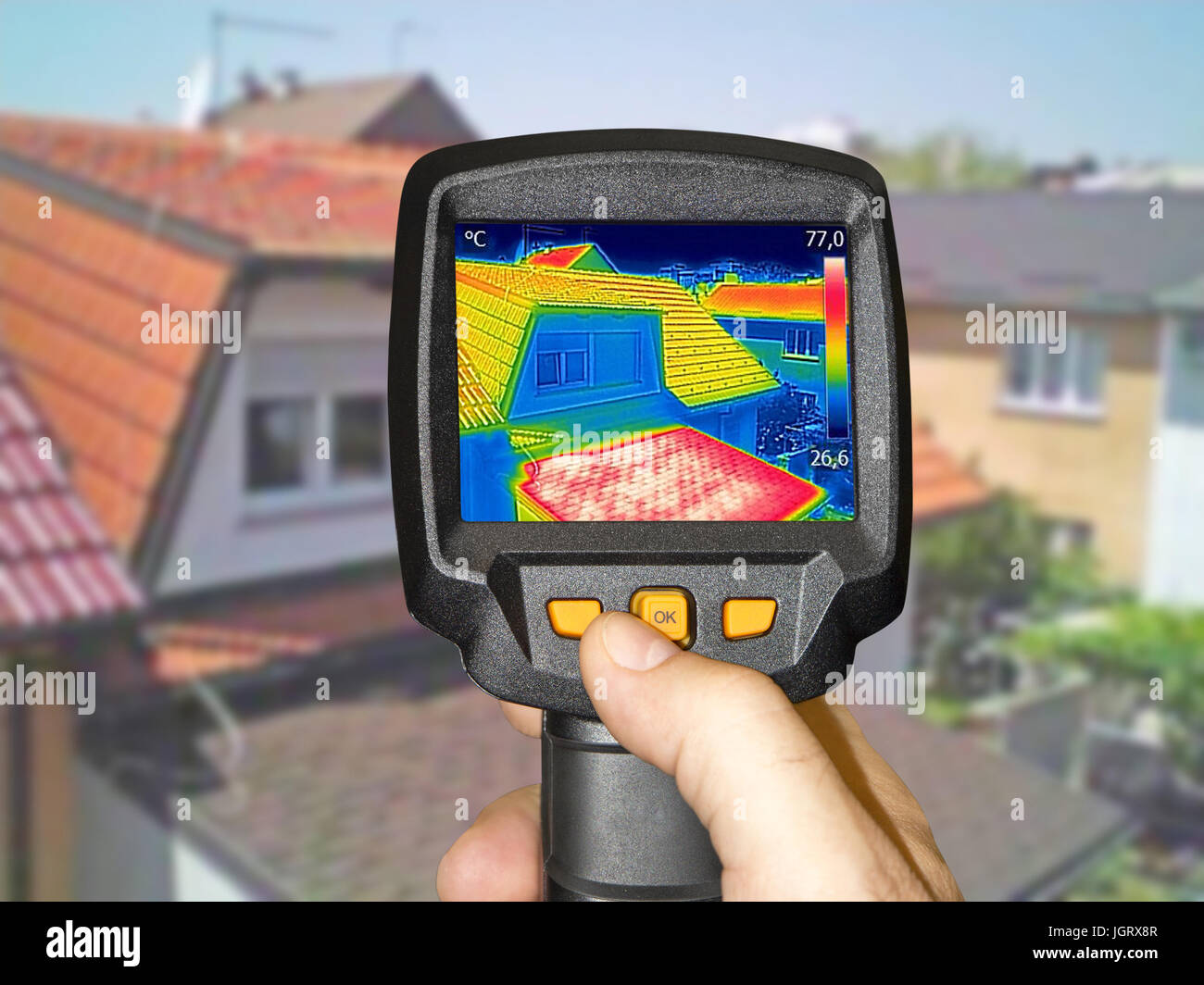 La registrazione riscaldata tetti in case di famiglia, con telecamera termica Foto Stock