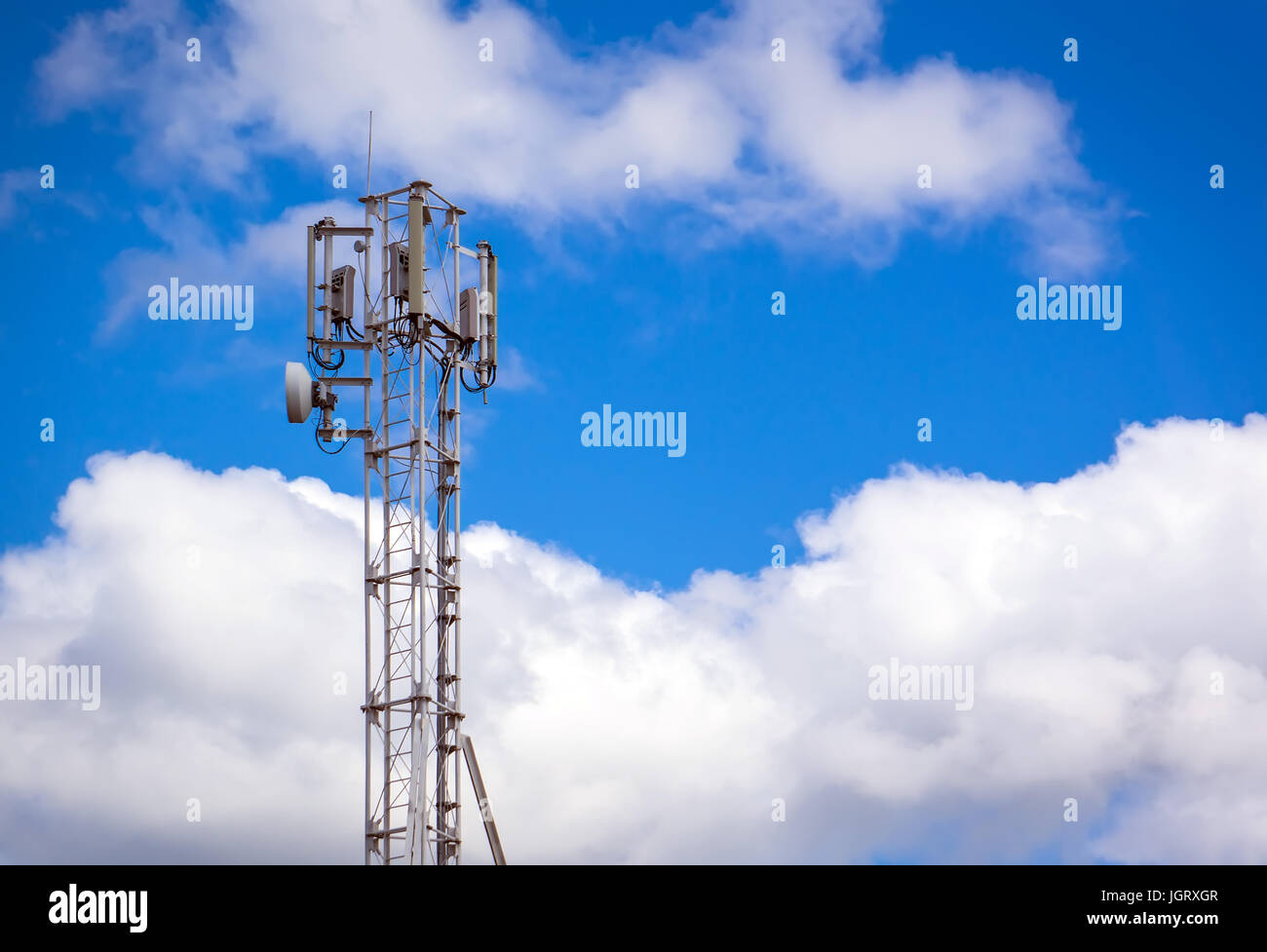 Verso l'alto della comunicazione antenna Radio Torre , antenna per microonde torre sul cielo blu sullo sfondo. Antenna per la comunicazione cellulare Foto Stock