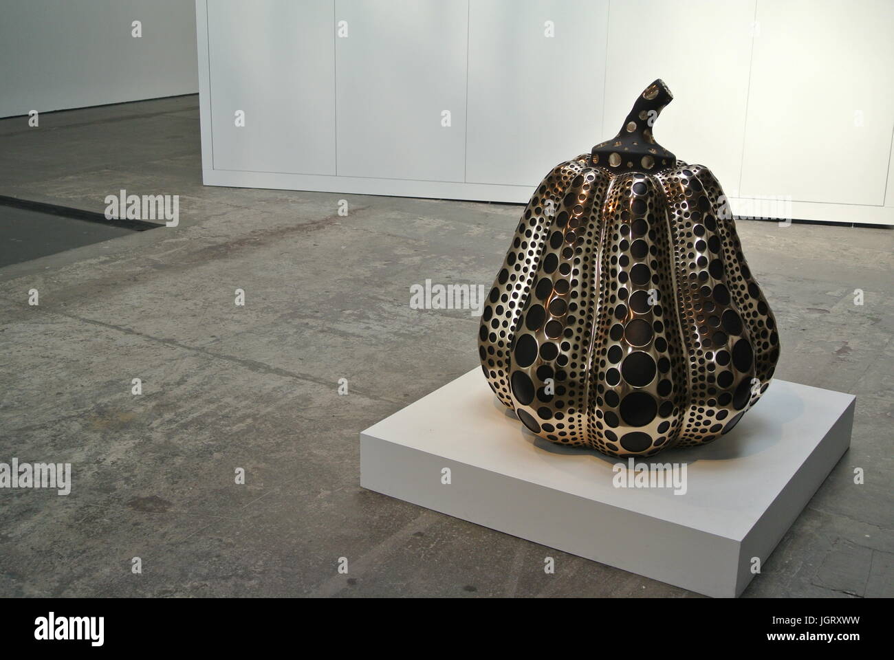 La zucca da Yayoi Kusama, fotografato presso il Victoria Miro Gallery di Londra. Foto Stock