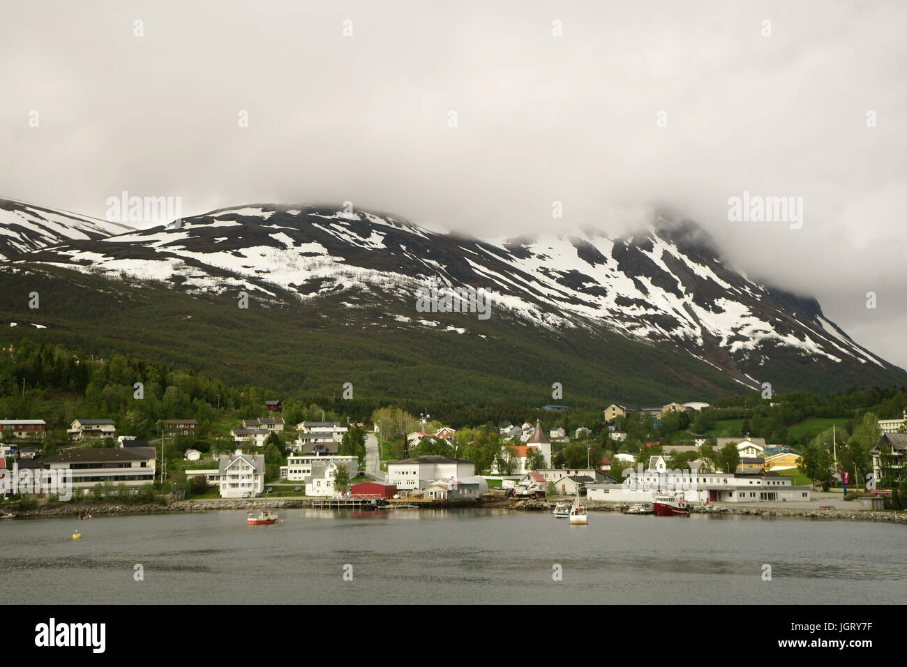 Città Lyngseidet sull isola di Lyngen, visto dal traghetto, molla, Troms e Nordland distretto, Norvegia Foto Stock