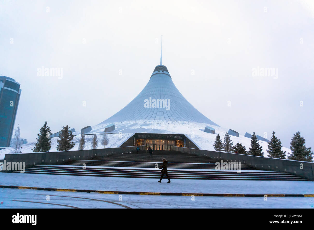 Ad Astana, Kazakistan - circa gennaio 2017: Astana, la capitale del Kazakistan. Questa città sarà il sito dell'Expo 2017. Foto scattata in una fredda giornata invernale. Foto Stock