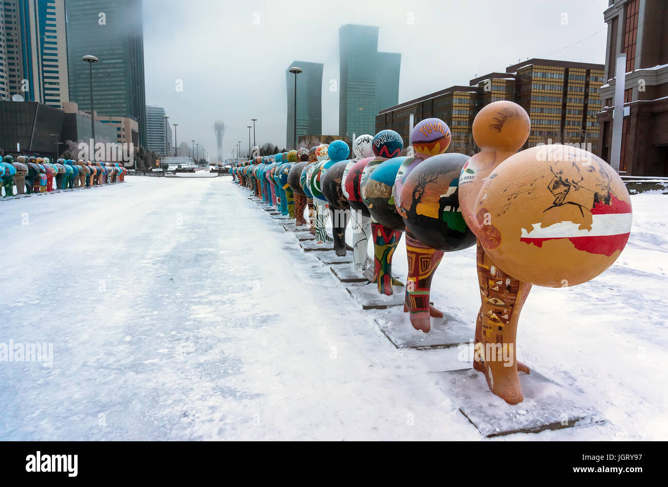 Ad Astana, Kazakistan - 1 Febbraio 2017: installazione d arte in forma di sculture che simboleggiano la a paesi del mondo Foto Stock