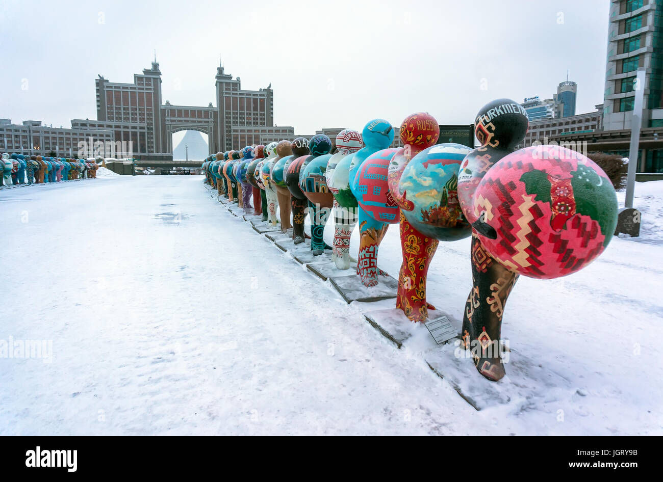 Ad Astana, Kazakistan - 1 Febbraio 2017: installazione d arte in forma di sculture che simboleggiano la a paesi del mondo Foto Stock