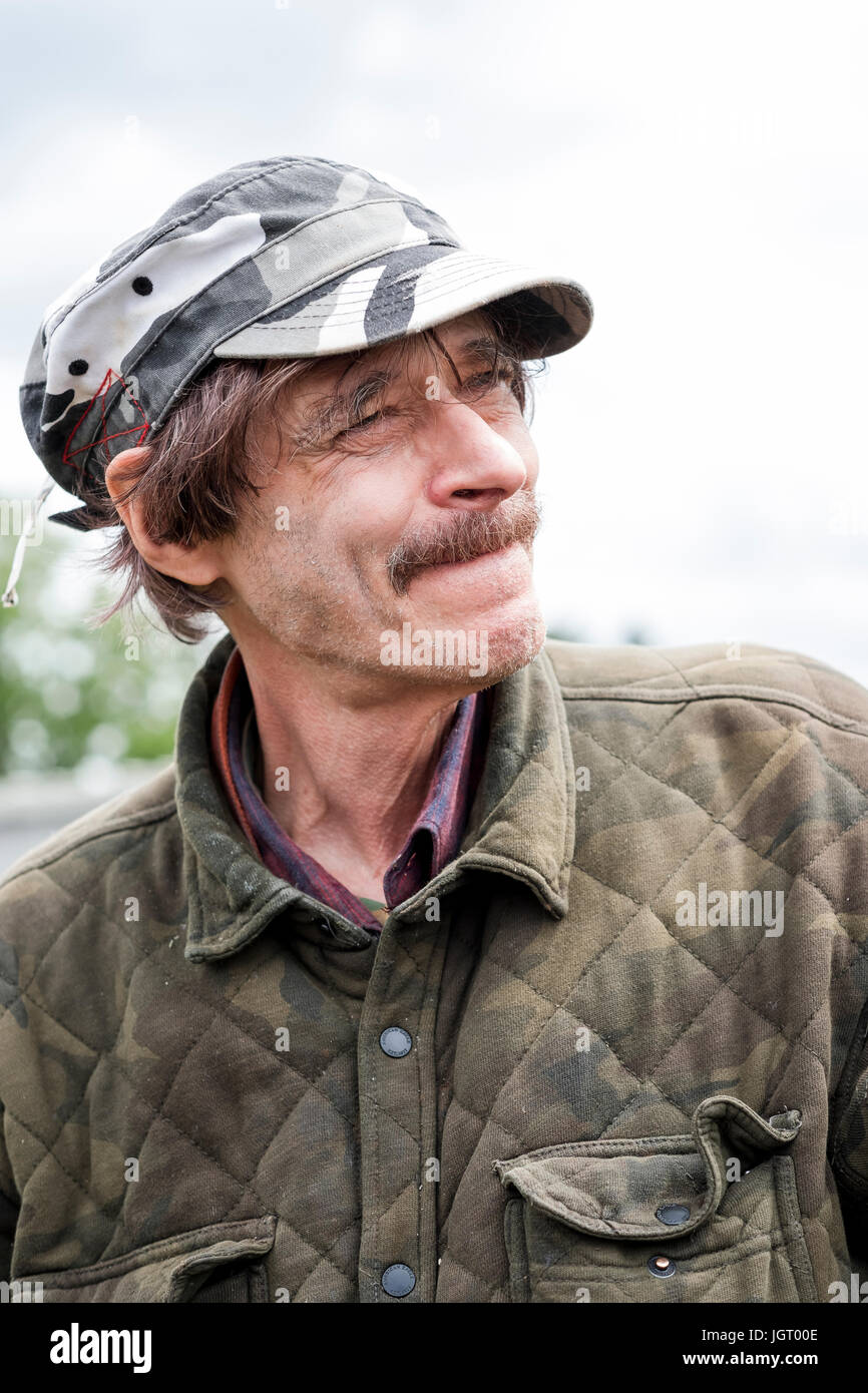 Uomo anziano con un senso unico di stile all'aperto per uno stile di vita portrai in Oregon. Foto Stock
