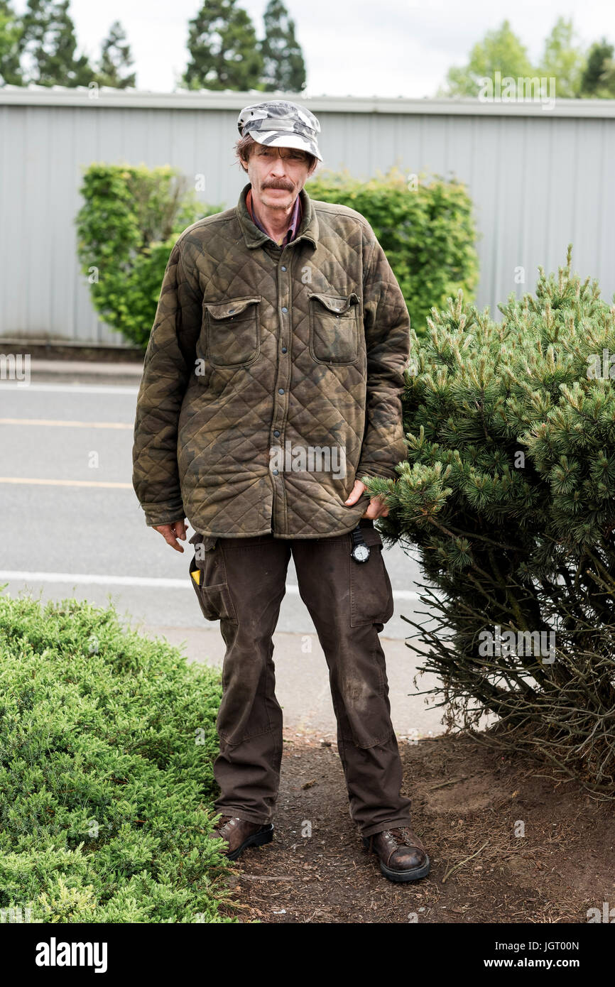 Uomo anziano con un senso unico di stile all'aperto per uno stile di vita portrai in Oregon. Foto Stock