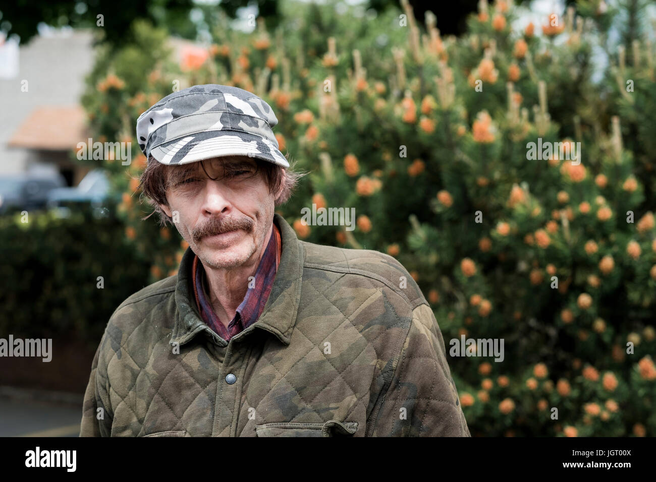 Uomo anziano con un senso unico di stile all'aperto per uno stile di vita portrai in Oregon. Foto Stock