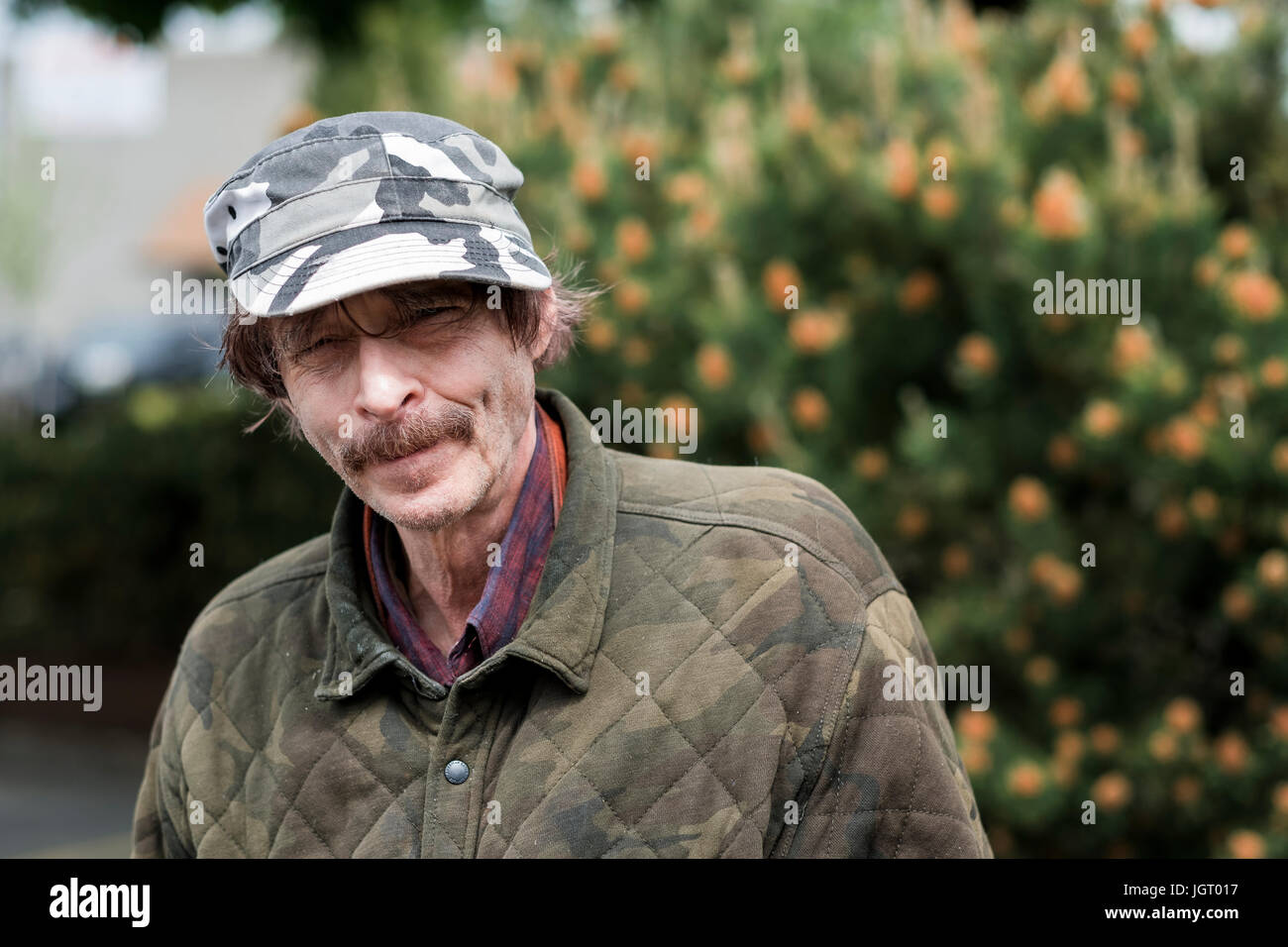 Uomo anziano con un senso unico di stile all'aperto per uno stile di vita portrai in Oregon. Foto Stock