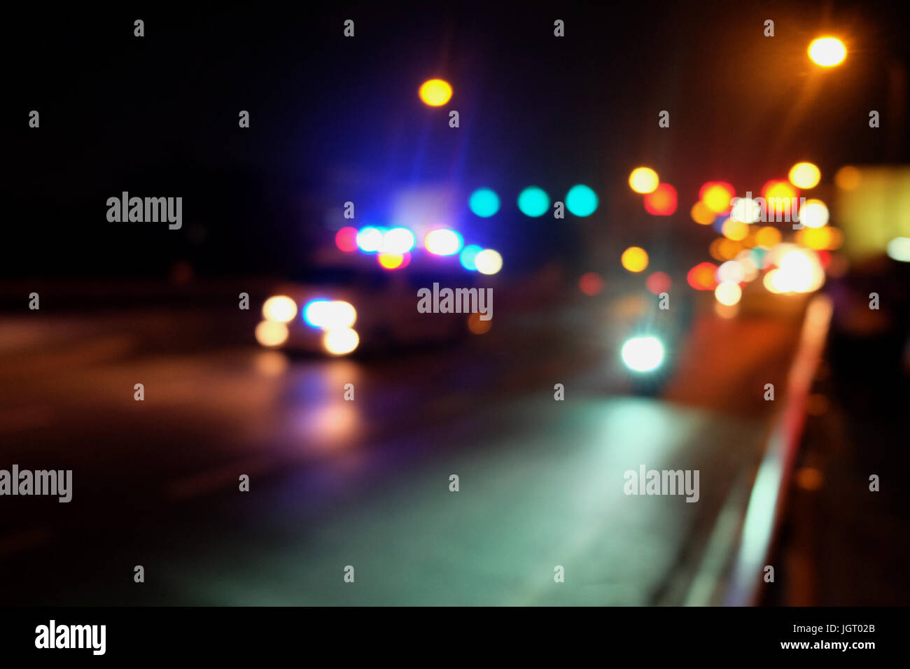 Abstract il traffico per auto a notte. Motion sfocata. Quale città urbana bellissimo sfondo. Foto Stock