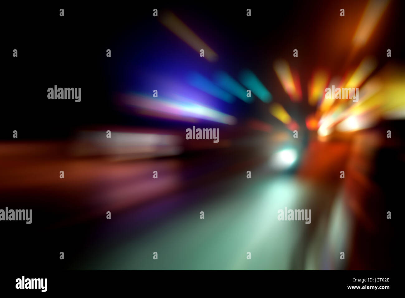 Sfocata Illuminazione e luci notturne, il traffico automobilistico motion blur la velocità e dinamica Foto Stock