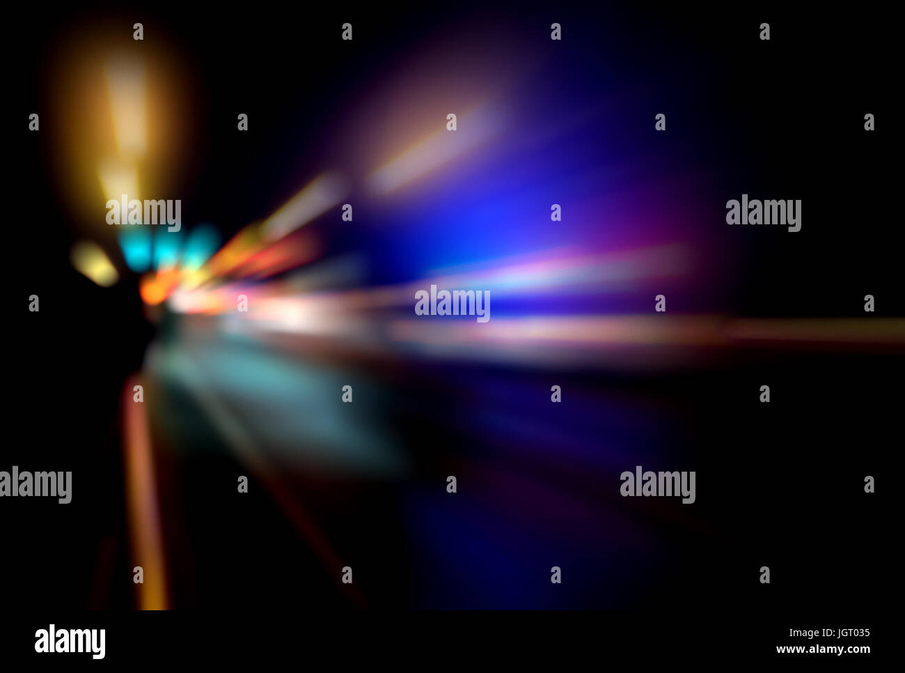 Sfocata Illuminazione e luci notturne, il traffico automobilistico motion blur la velocità e dinamica Foto Stock