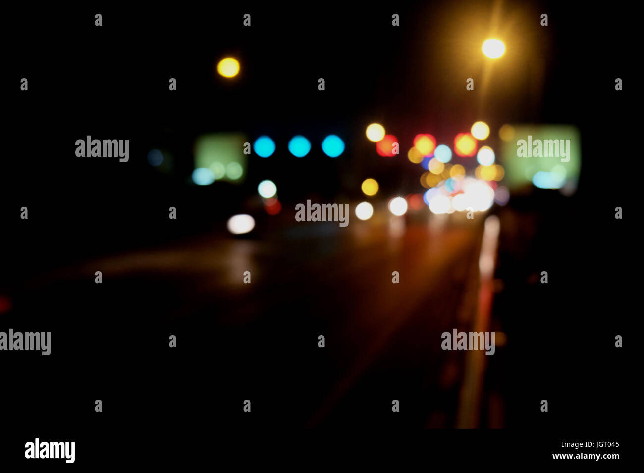 Abstract il traffico per auto a notte. Motion sfocata. Quale città urbana bellissimo sfondo. Foto Stock