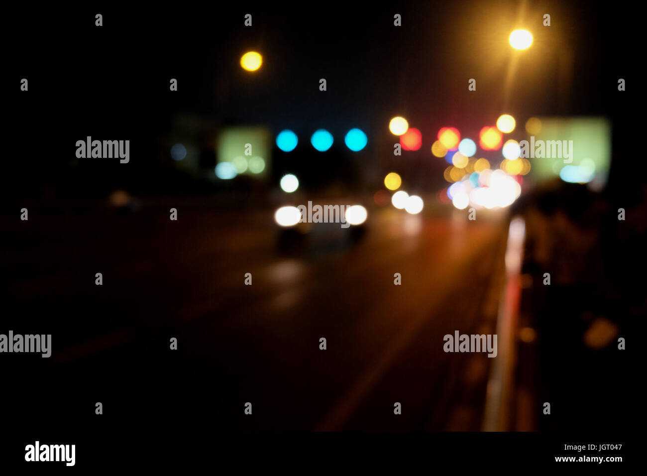 Abstract il traffico per auto a notte. Motion sfocata. Quale città urbana bellissimo sfondo. Foto Stock
