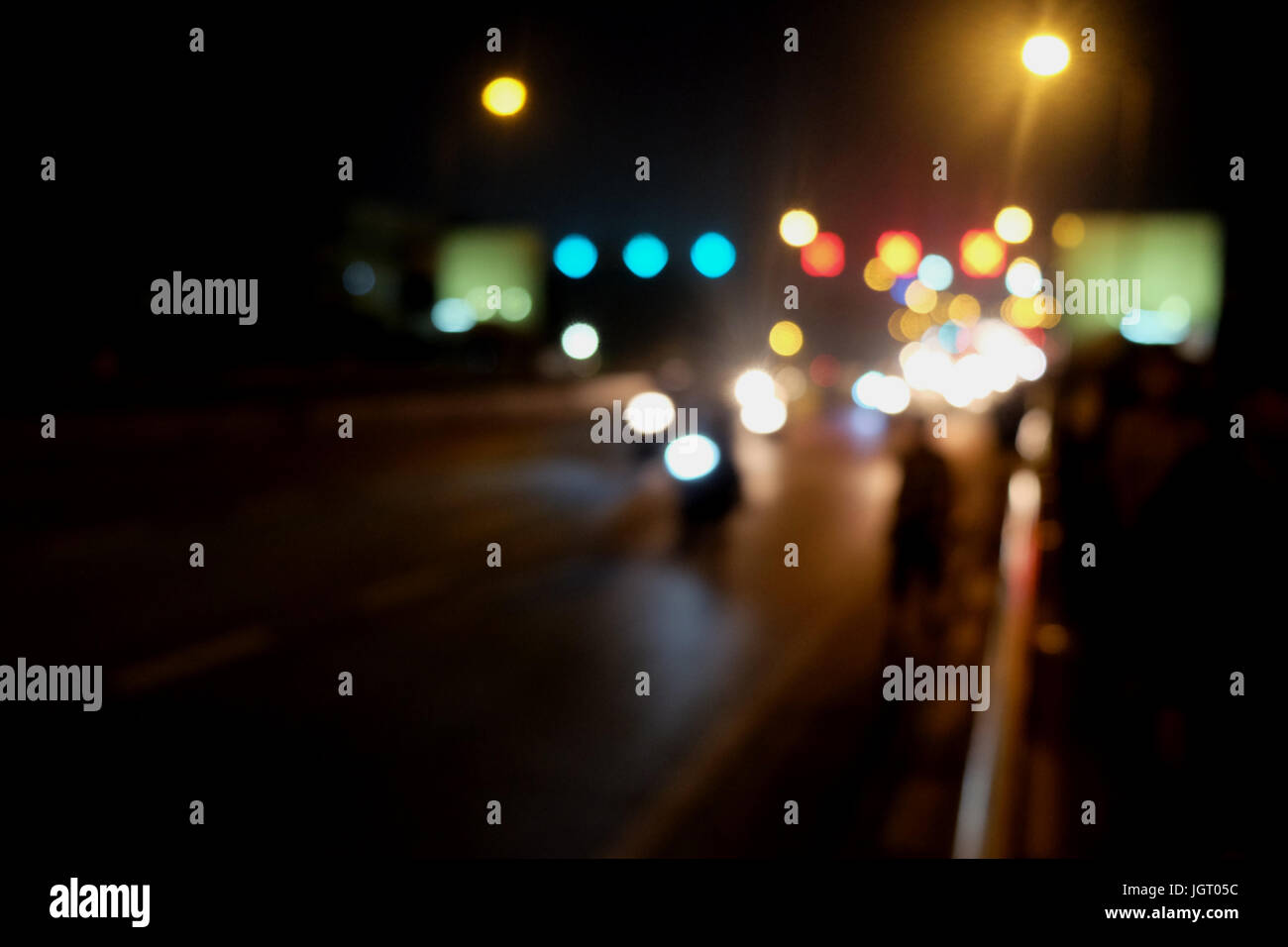 Abstract il traffico per auto a notte. Motion sfocata. Quale città urbana bellissimo sfondo. Foto Stock