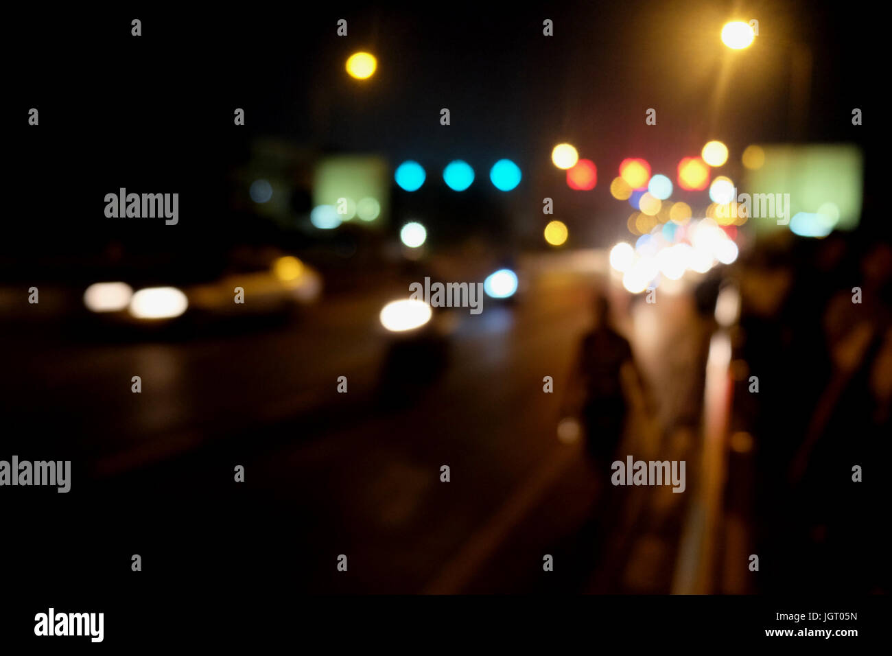 Abstract il traffico per auto a notte. Motion sfocata. Quale città urbana bellissimo sfondo. Foto Stock
