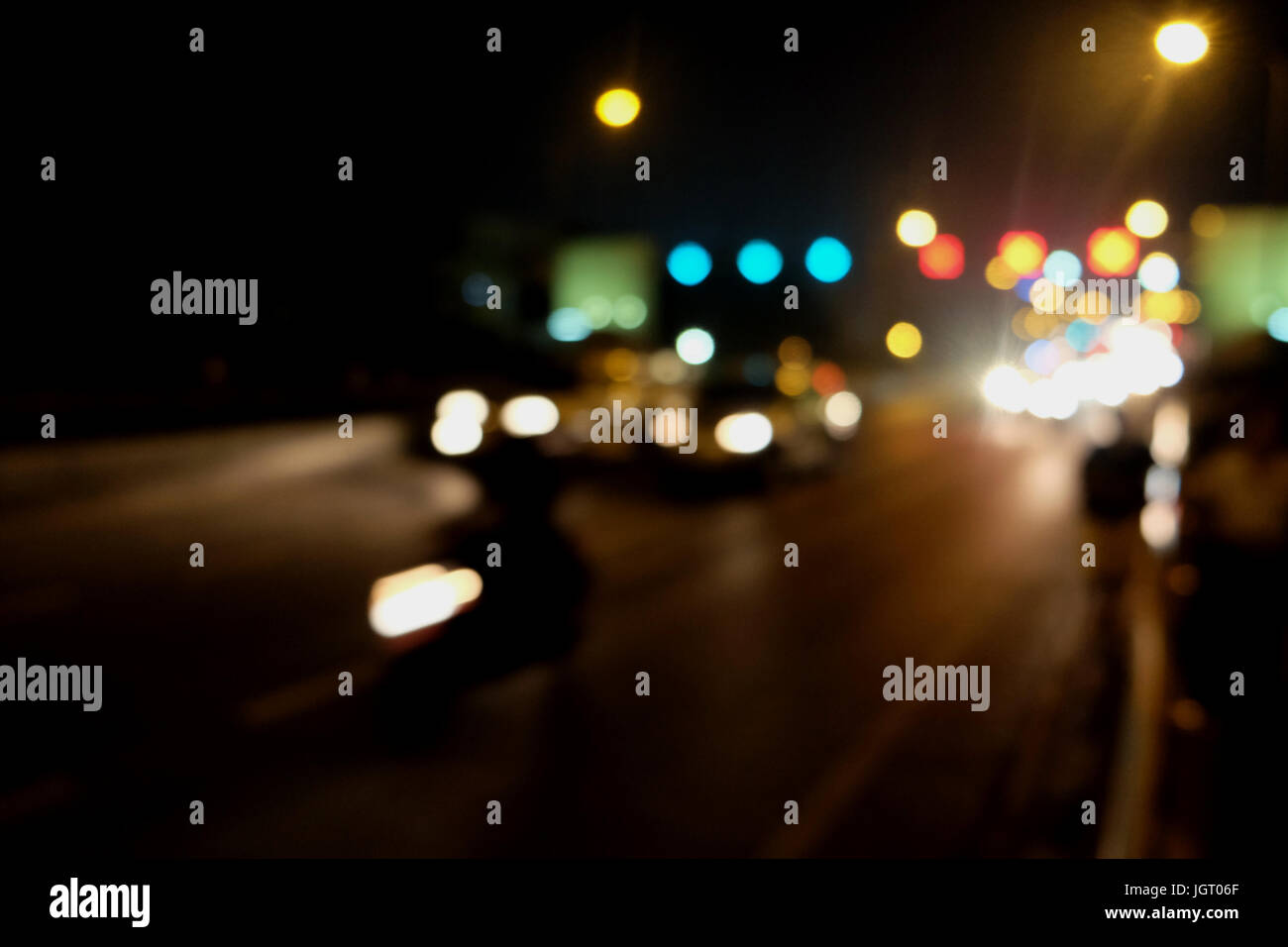 Abstract il traffico per auto a notte. Motion sfocata. Quale città urbana bellissimo sfondo. Foto Stock